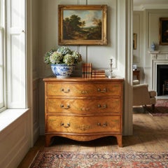 Commode serpentine en bois satiné Sheraton Revival