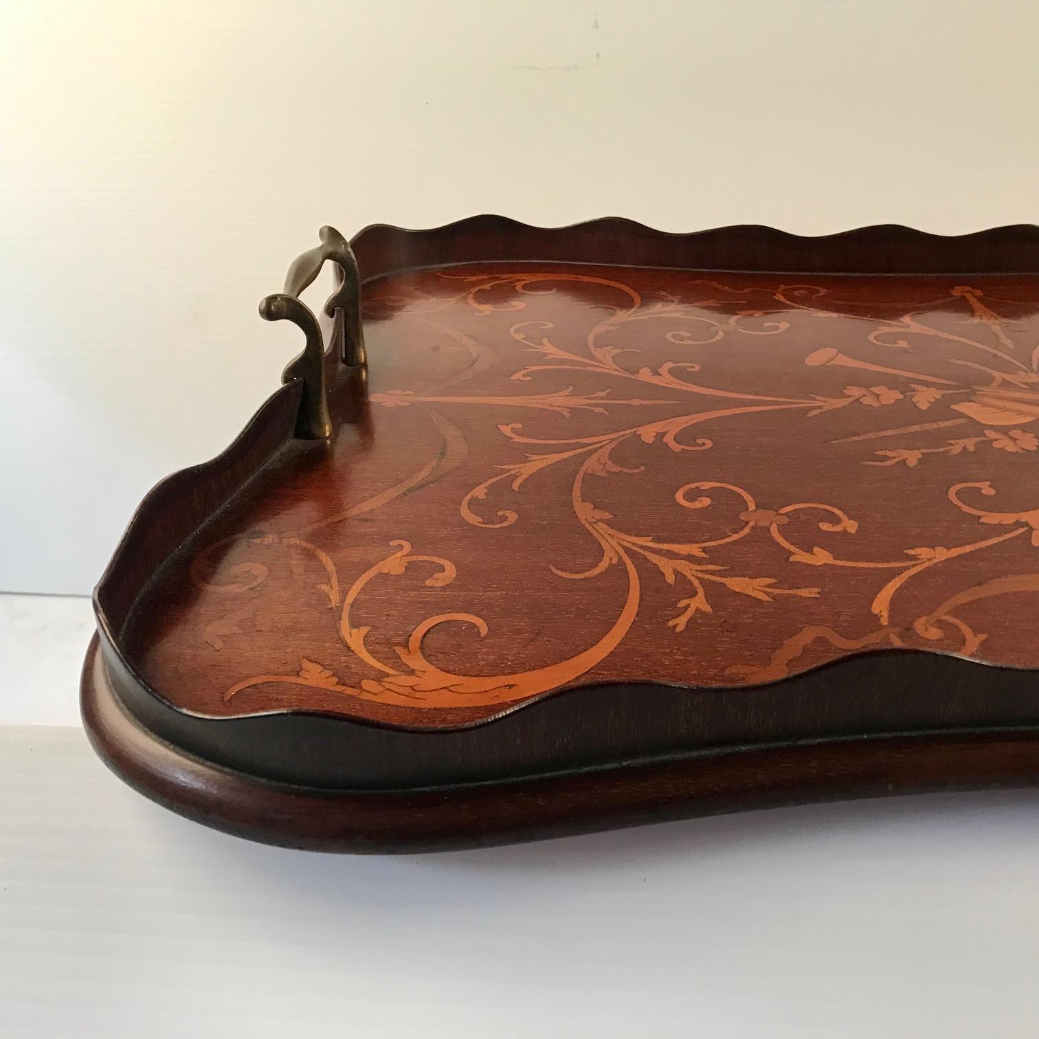 Sheraton Revival Shaped Rectangular Mahogany Tray In Good Condition In Montreal, QC