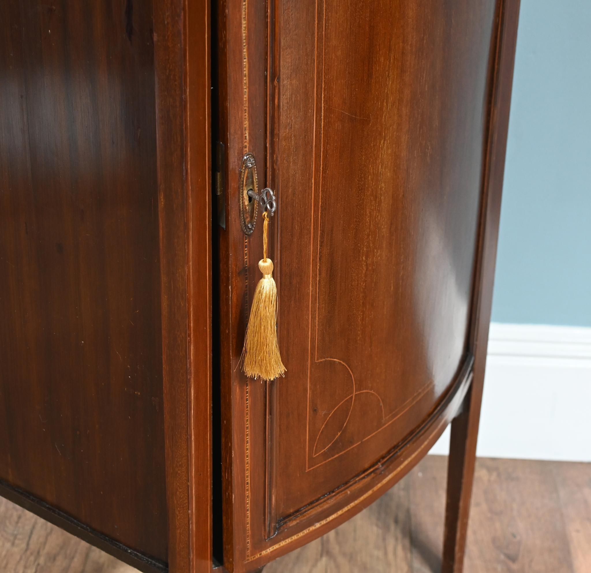 Stai visualizzando un elegante mobile laterale di Sheraton Revival
In mogano con intarsi in legno satinato
Circa 1890 e di forma arcuata.
Comprato in una vendita privata a Belsize Park, a Londra.
La spedizione sarà effettuata in tutto il mondo, si