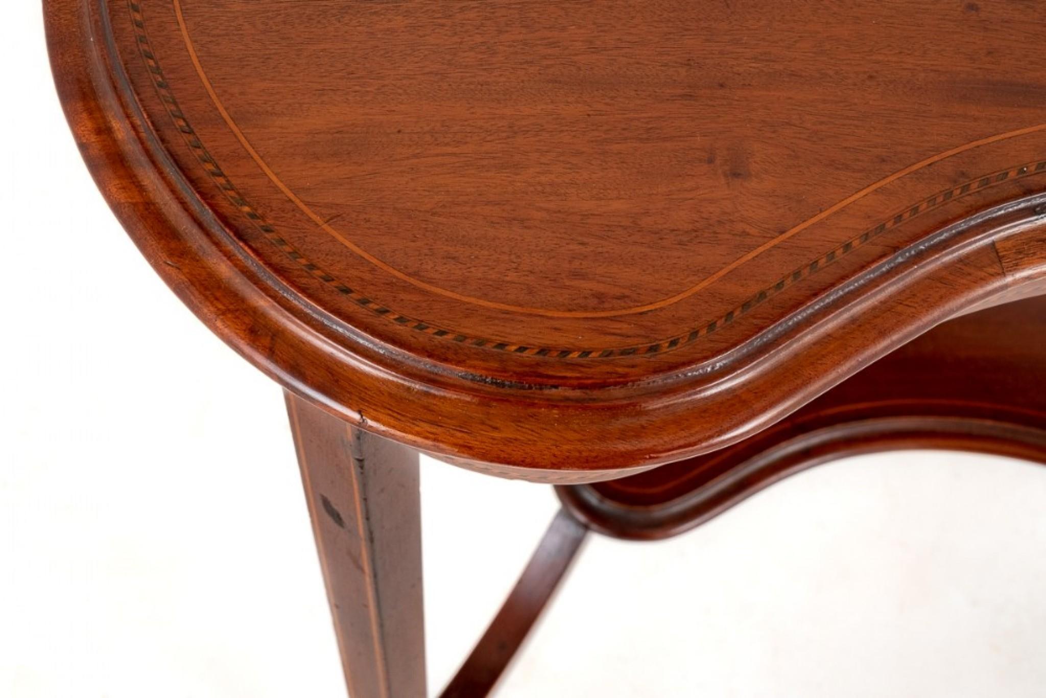 Sheraton revival mahogany kidney shaped occasional table.
This Occasional Table Stands upon Shaped Legs.
circa 1900
The Undershelf Featuring Shaped Supports.
The Whole of the Table Having Boxwood Line Inlays.
Presented in good condition.