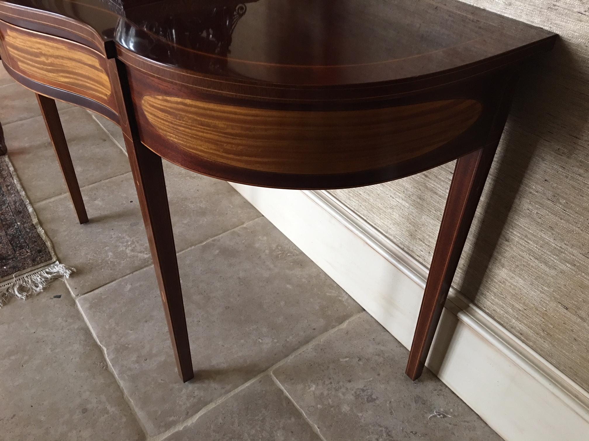 American Sheraton Serpentine Sideboard or Console in Mahogany and Satinwood, 20th Century