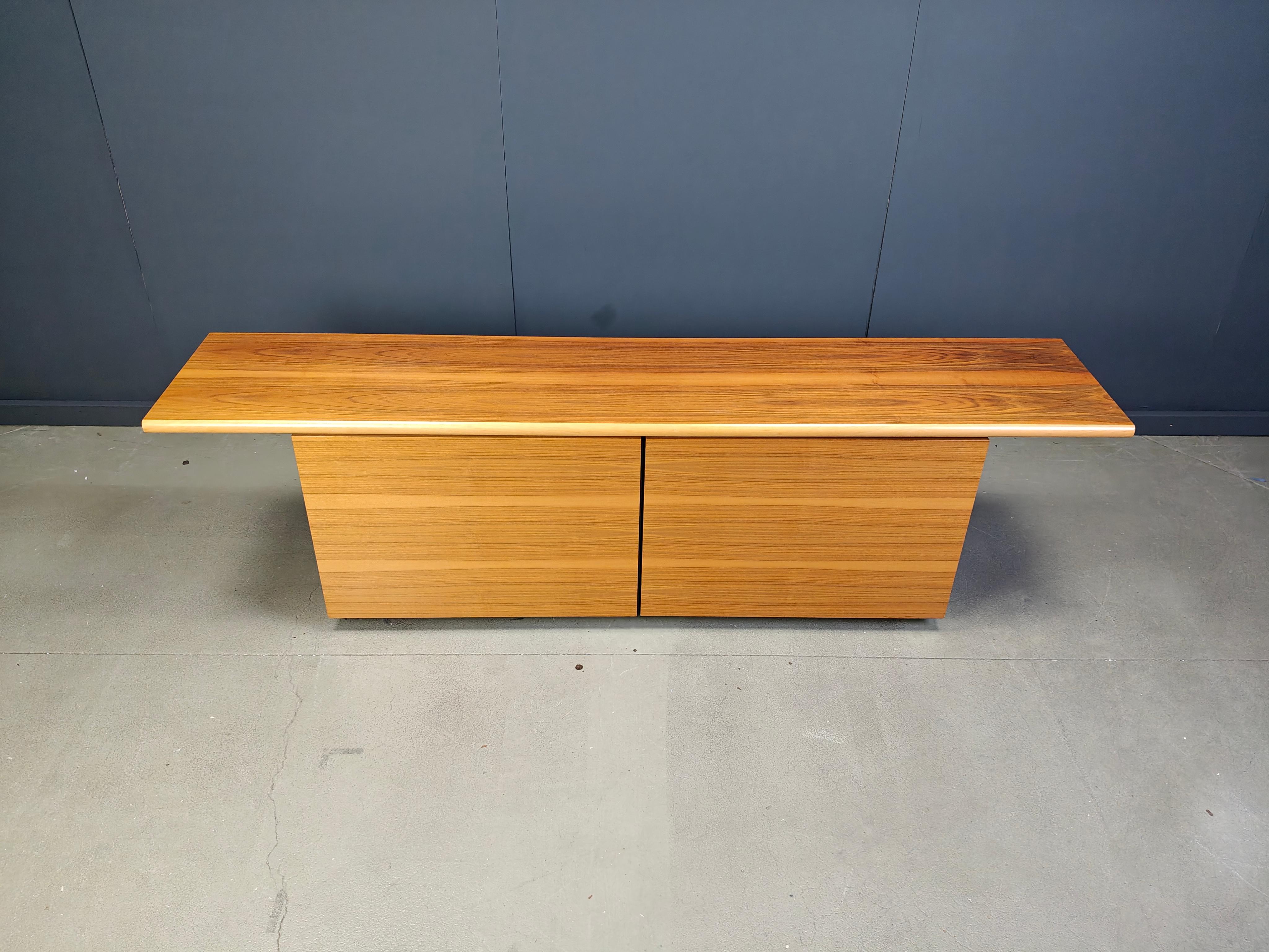Credenza Sheraton di Giotto Stoppino e Lodovico Acerbis per Acerbis, anni '70 (1977). 

Modella vincitrice del Compasso d'oro nel 1979

Nel 1984 è stata esposta a Tokyo alla mostra 