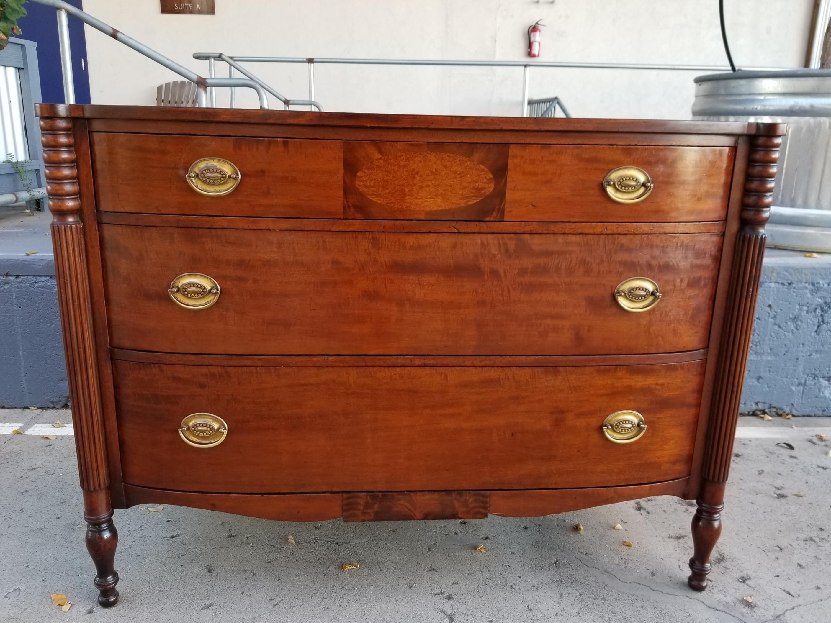 Sheraton Style Bow Front Dresser, circa 1930 In Good Condition In Fulton, CA