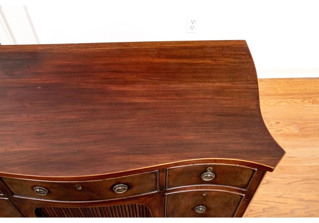 Mogano Server in stile Sheraton di dimensioni ridotte in mogano con porta tamburata in vendita
