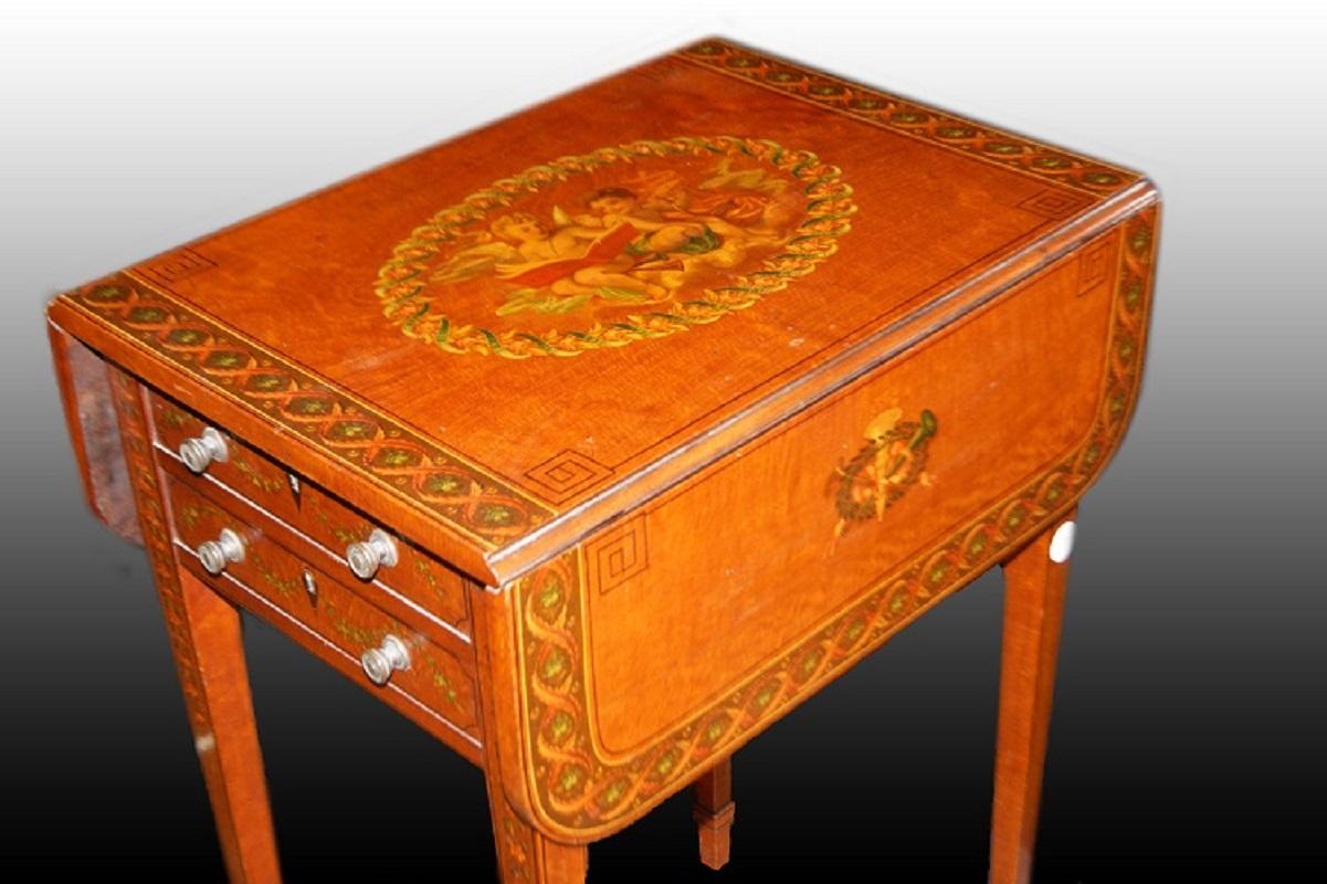 Sheraton Style English Fliptop Table from the 19th Century with Paintings In Excellent Condition For Sale In Barletta, IT