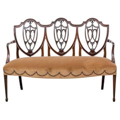 Settee de style Sheraton à 3 places sculptée et tapissée