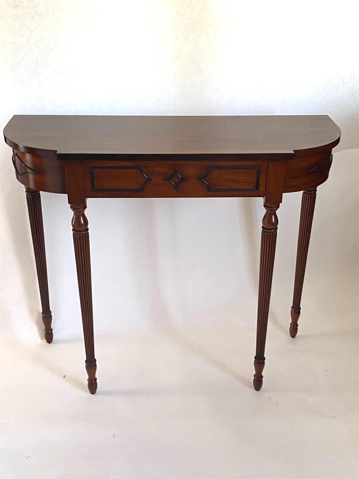 Ein NEW Wood & Hogan Konsolentisch aus Mahagoni im Sheraton-Stil mit Bogenende, hergestellt in England. Die elegante Bogenform mit dekorativen ebonisierten Leisten sorgt für Kontrast und Raffinesse. Die Vorderseite ist mit einer diskreten