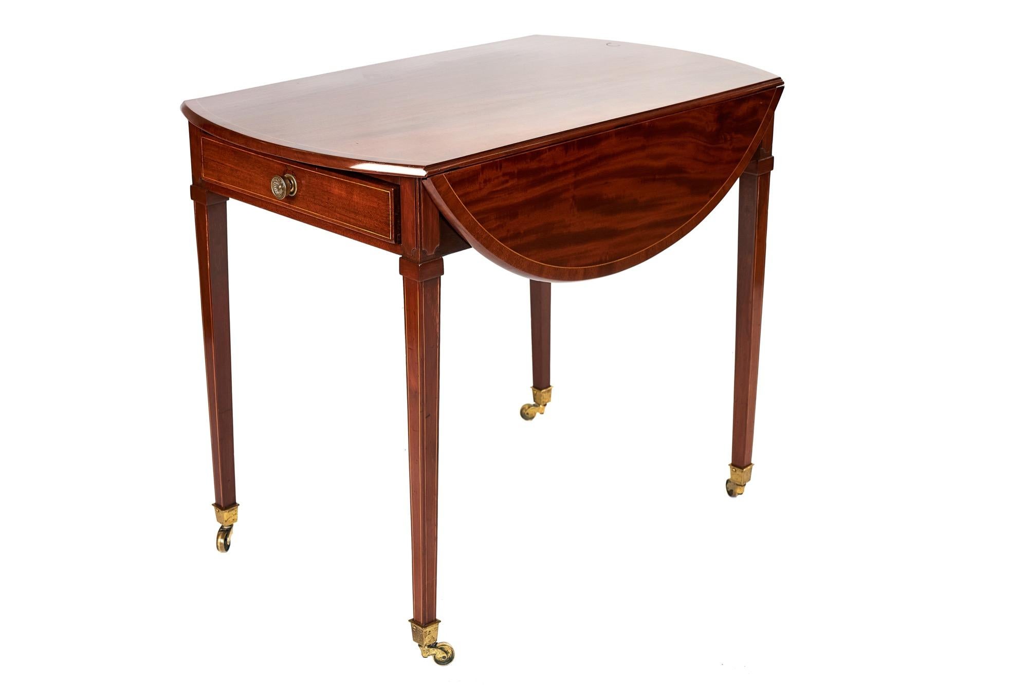 Britannique Table Pembroke de style Sheraton en acajou incrusté en vente