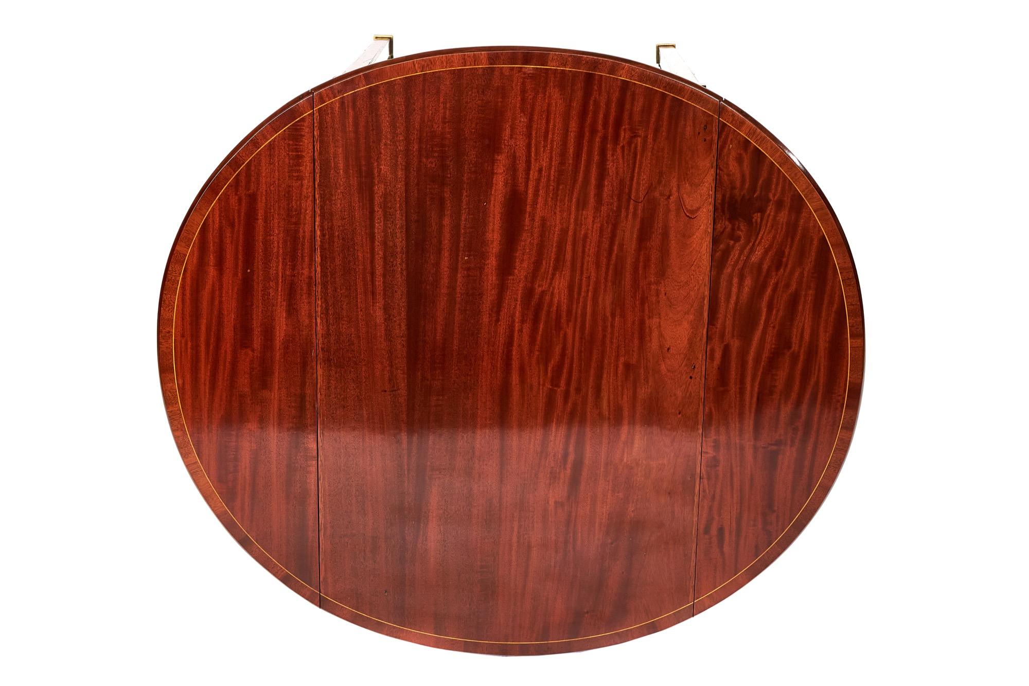 Poli Table Pembroke de style Sheraton en acajou incrusté en vente
