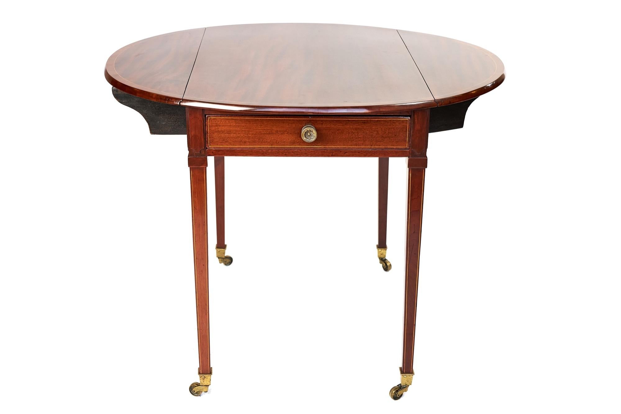 20ième siècle Table Pembroke de style Sheraton en acajou incrusté en vente