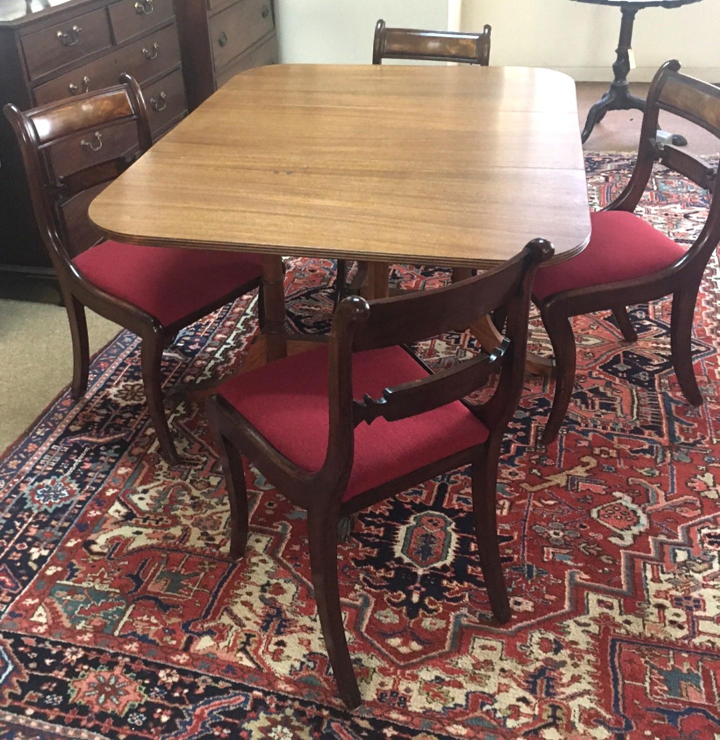 Table de salle à manger à pieds pivotants en acajou de style Sheraton avec quatre chaises en vente 5