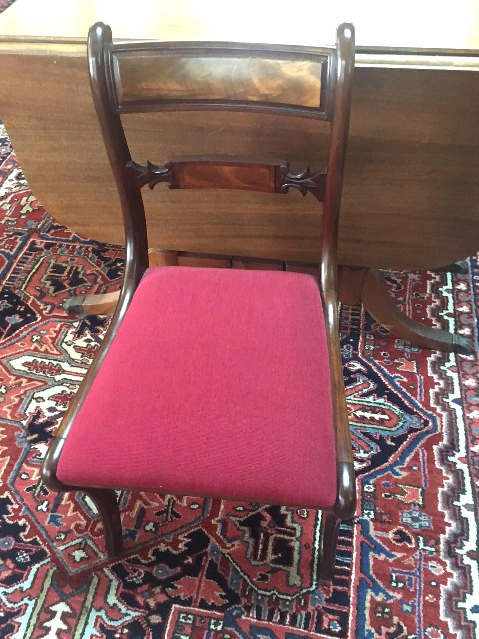Anglais Table de salle à manger à pieds pivotants en acajou de style Sheraton avec quatre chaises en vente