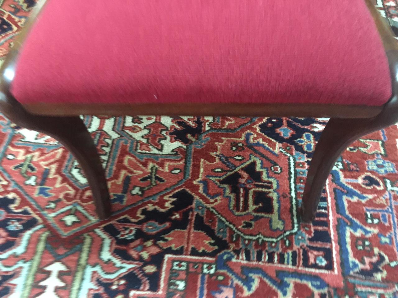 Table de salle à manger à pieds pivotants en acajou de style Sheraton avec quatre chaises Bon état - En vente à Savannah, GA