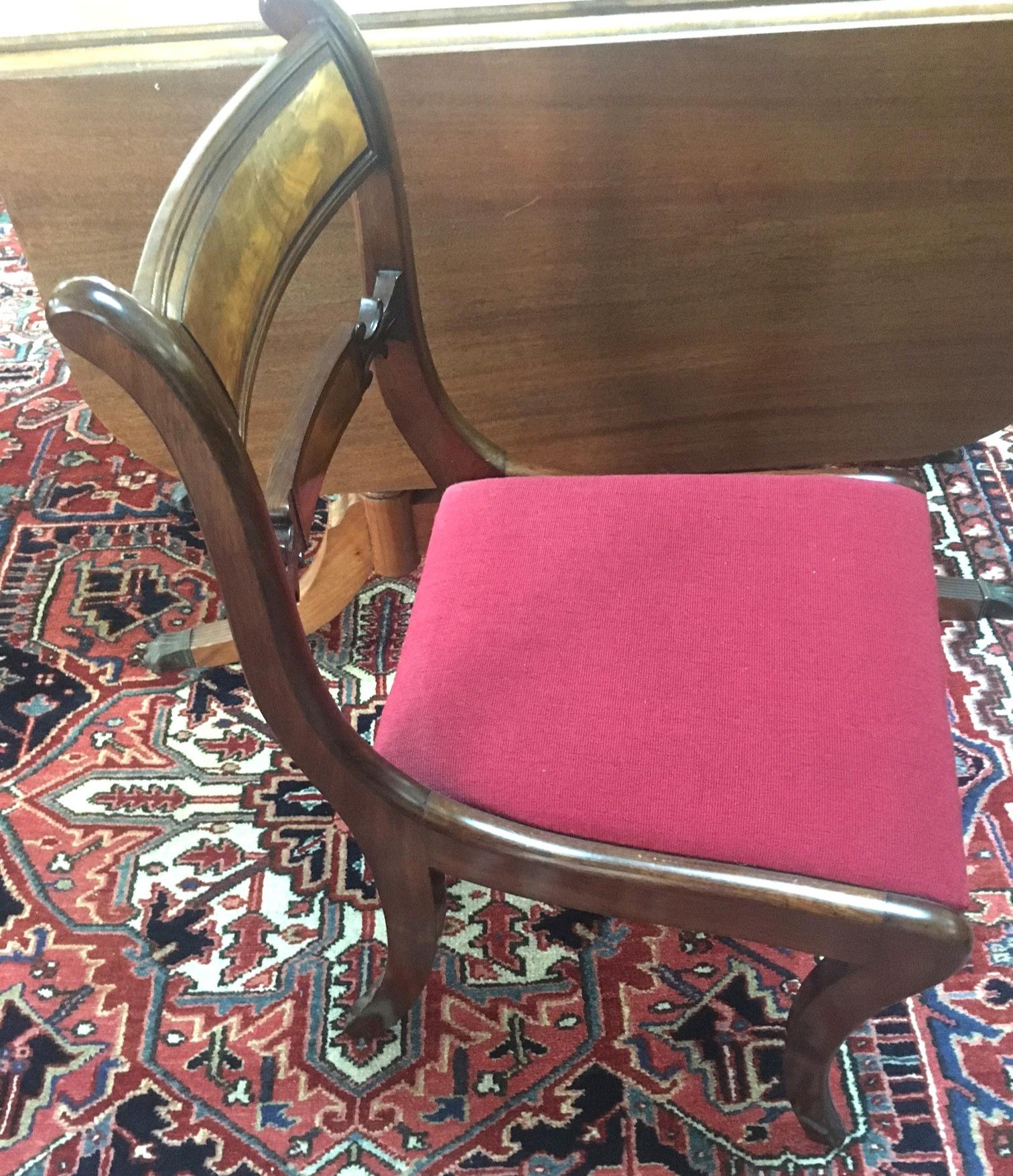 Début du 20ème siècle Table de salle à manger à pieds pivotants en acajou de style Sheraton avec quatre chaises en vente