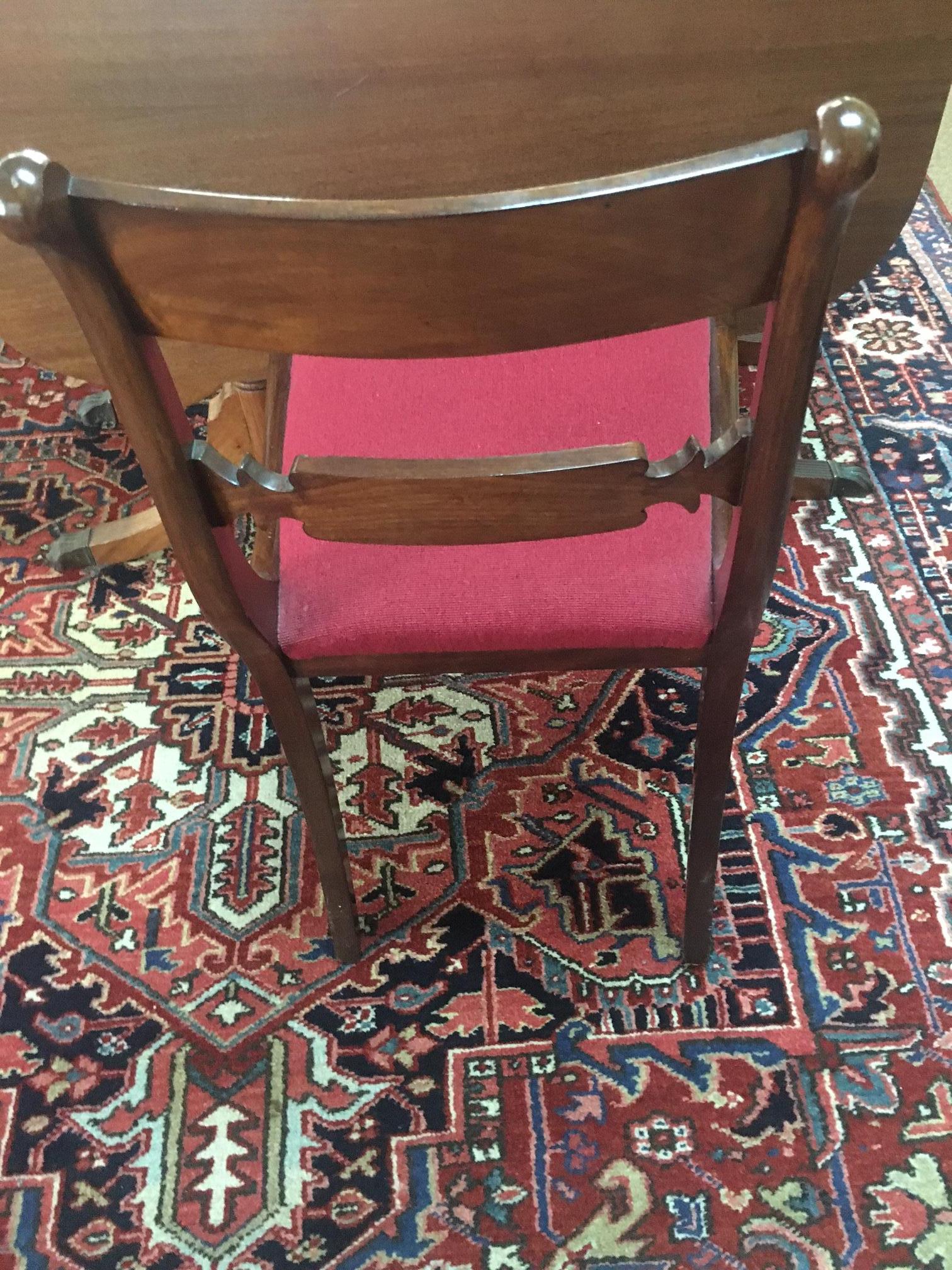 Tissu Table de salle à manger à pieds pivotants en acajou de style Sheraton avec quatre chaises en vente