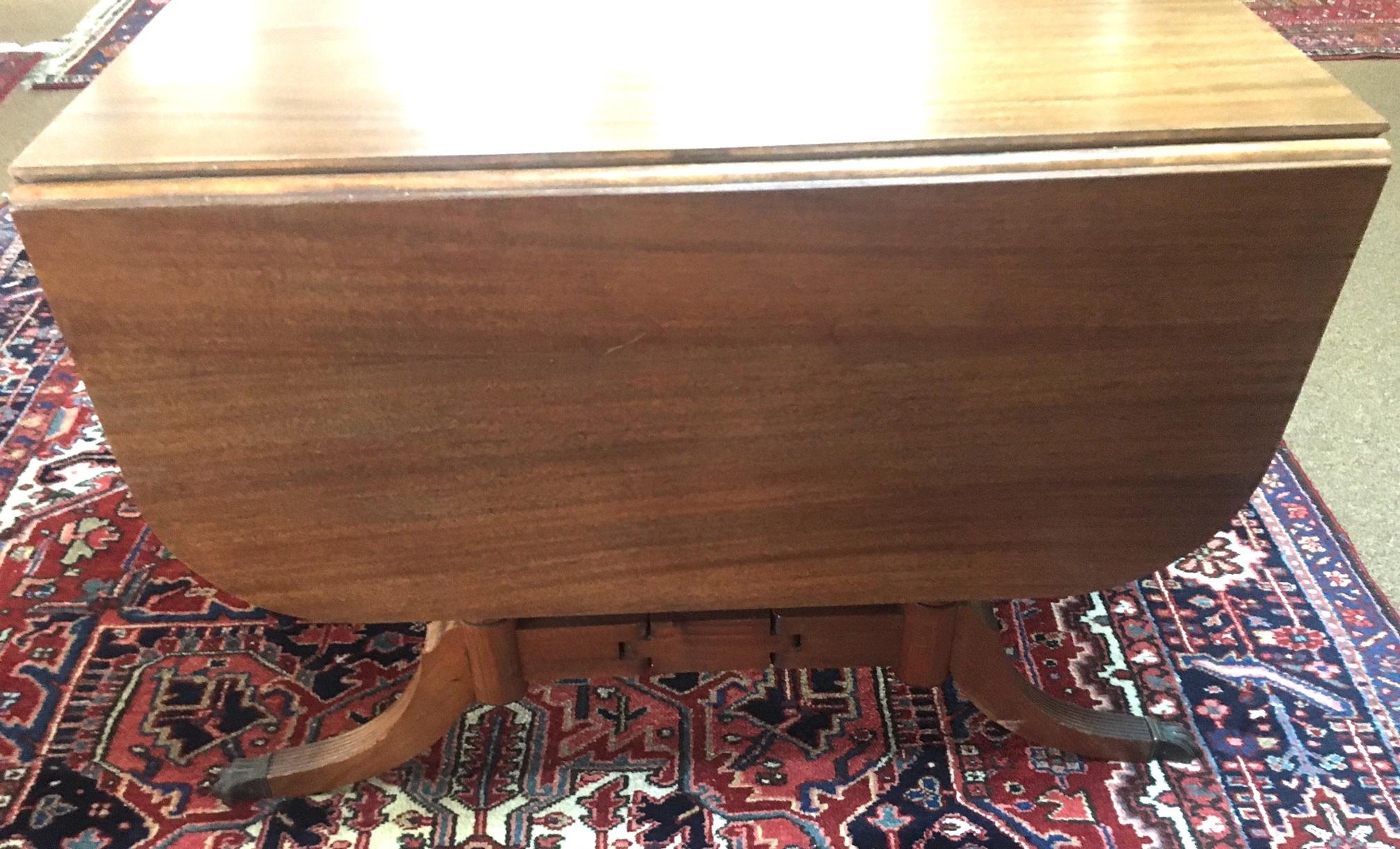 Table de salle à manger à pieds pivotants en acajou de style Sheraton avec quatre chaises en vente 1