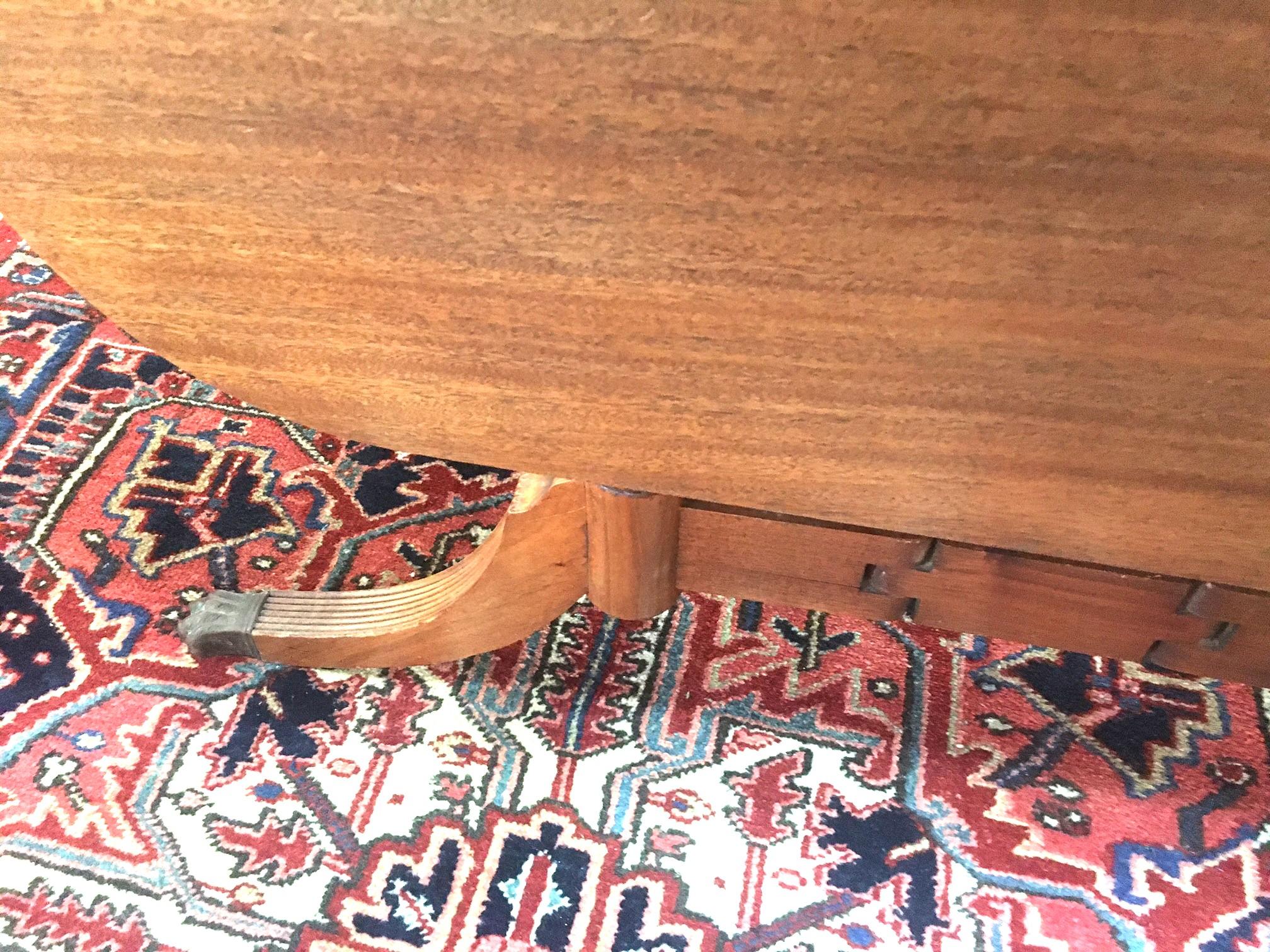 Table de salle à manger à pieds pivotants en acajou de style Sheraton avec quatre chaises en vente 3