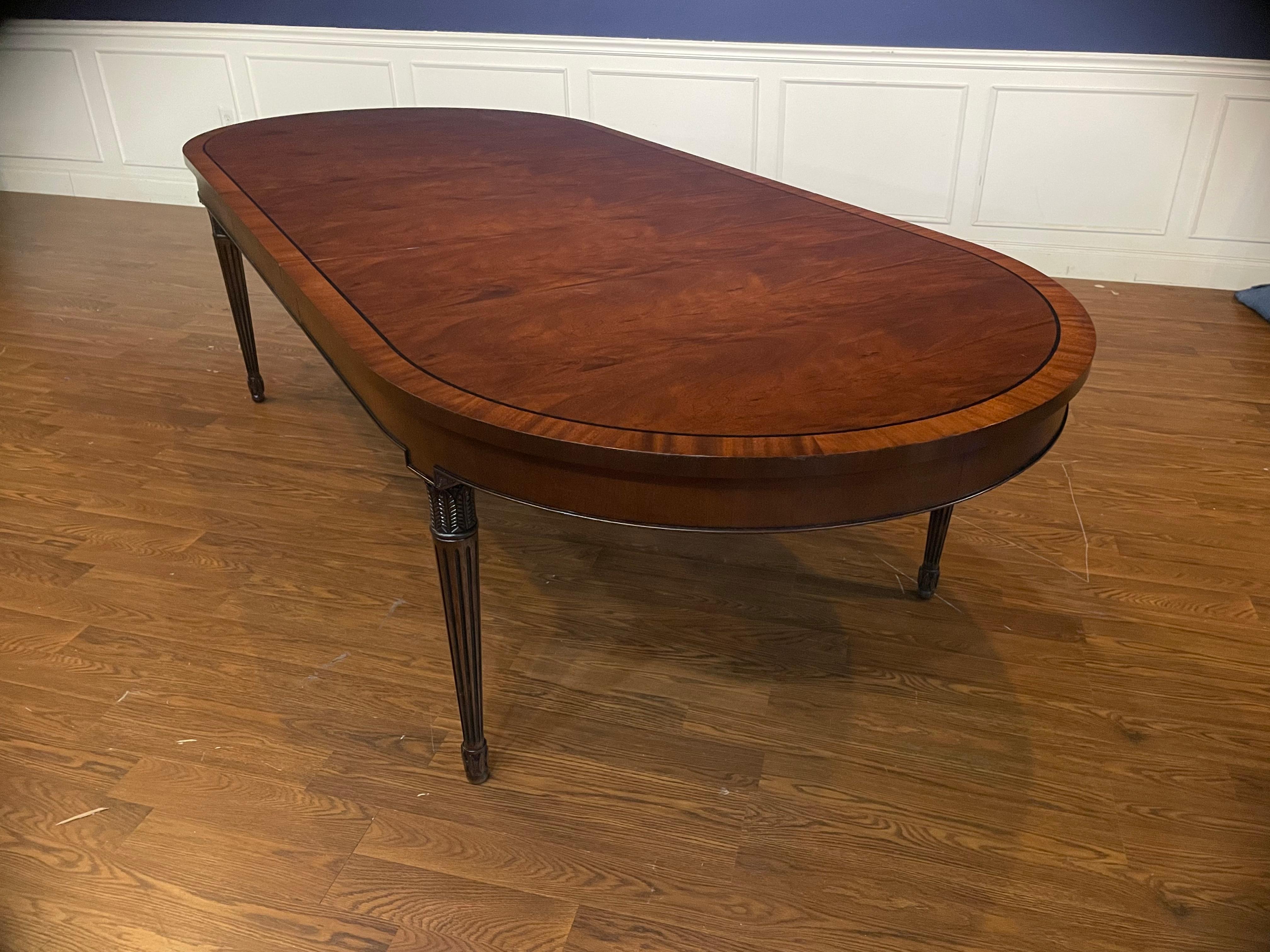Américain Table de salle à manger ovale à quatre pieds de style Sheraton en vente