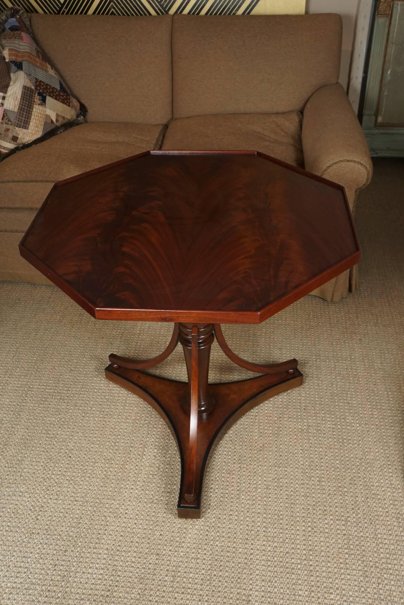 Unknown Sheraton Style Side Table with Octagonal Top For Sale