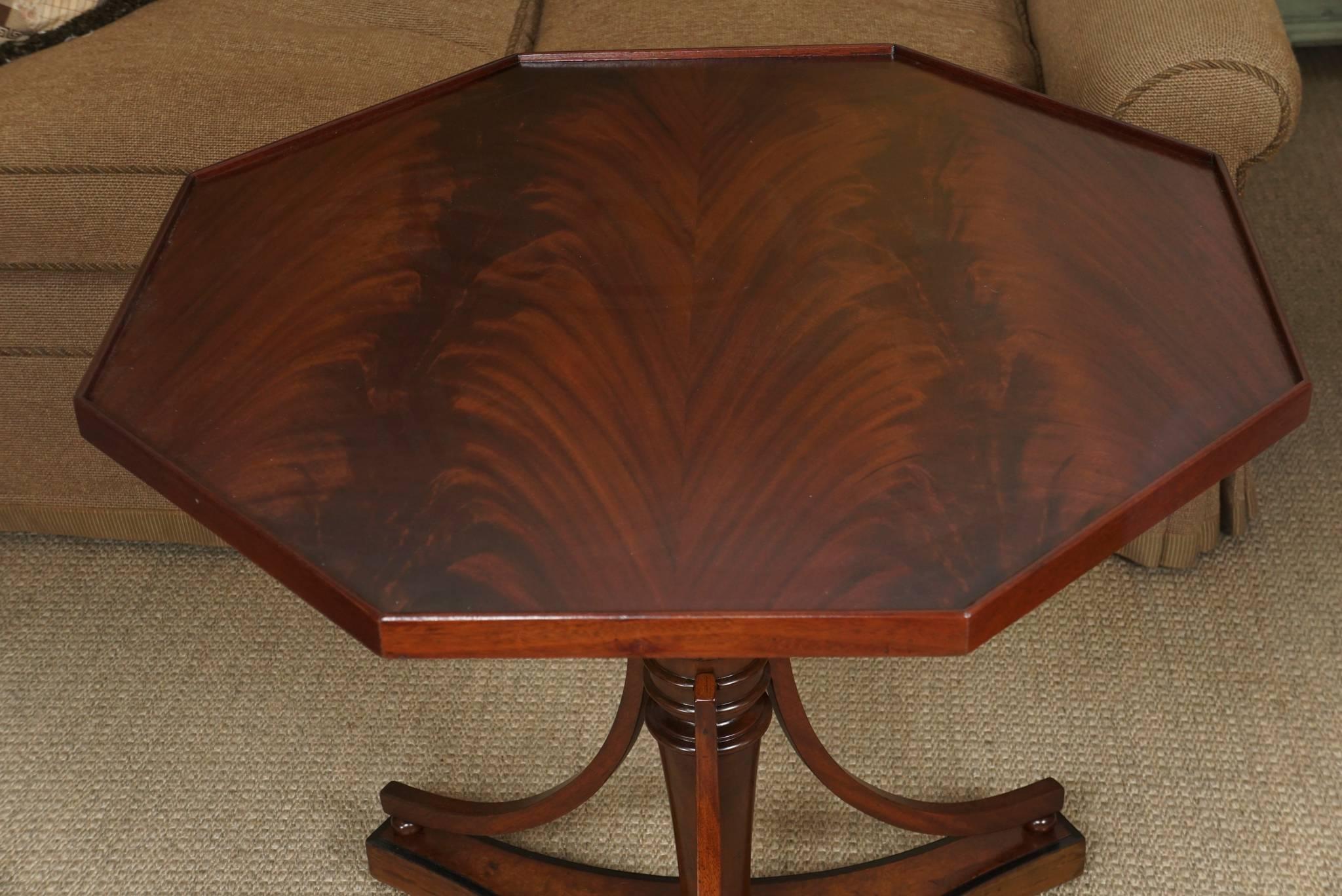 Sheraton Style Side Table with Octagonal Top In Excellent Condition For Sale In Hudson, NY