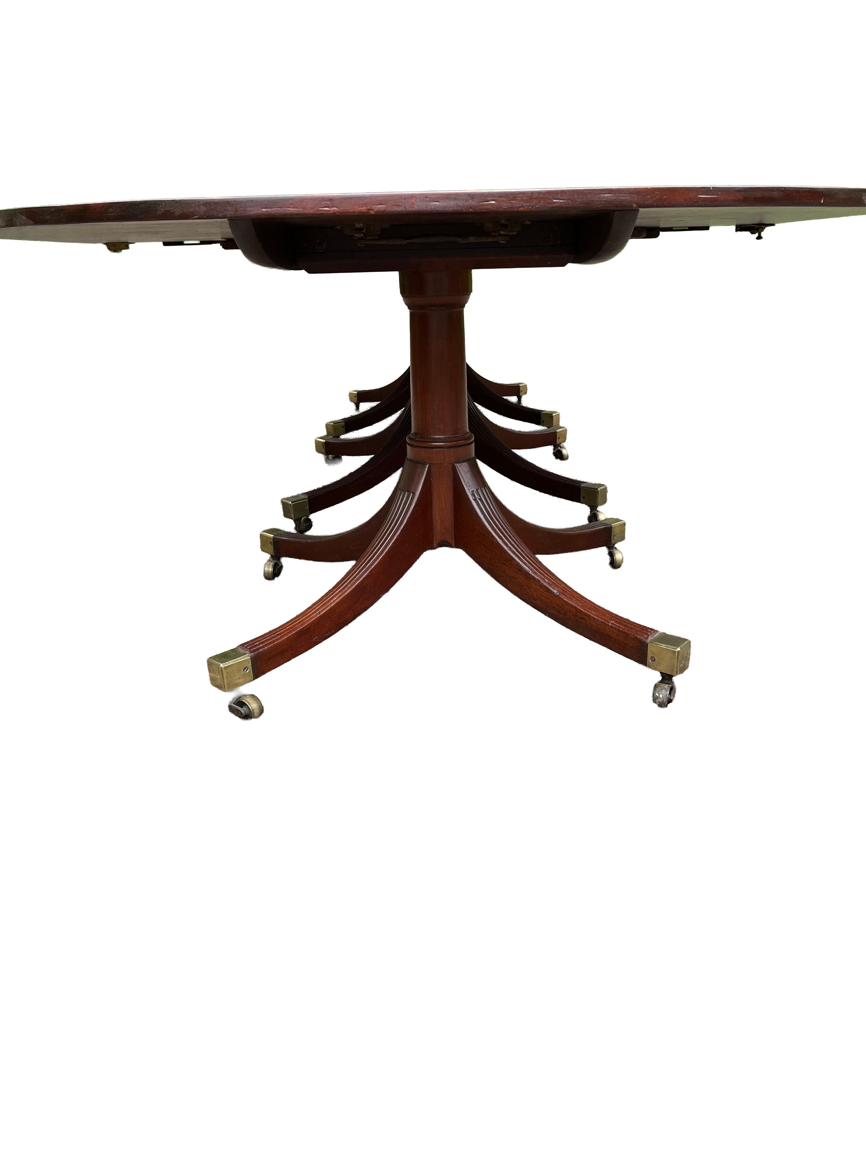Anglais Sheraton Three-Pedestal Dining Table en vente
