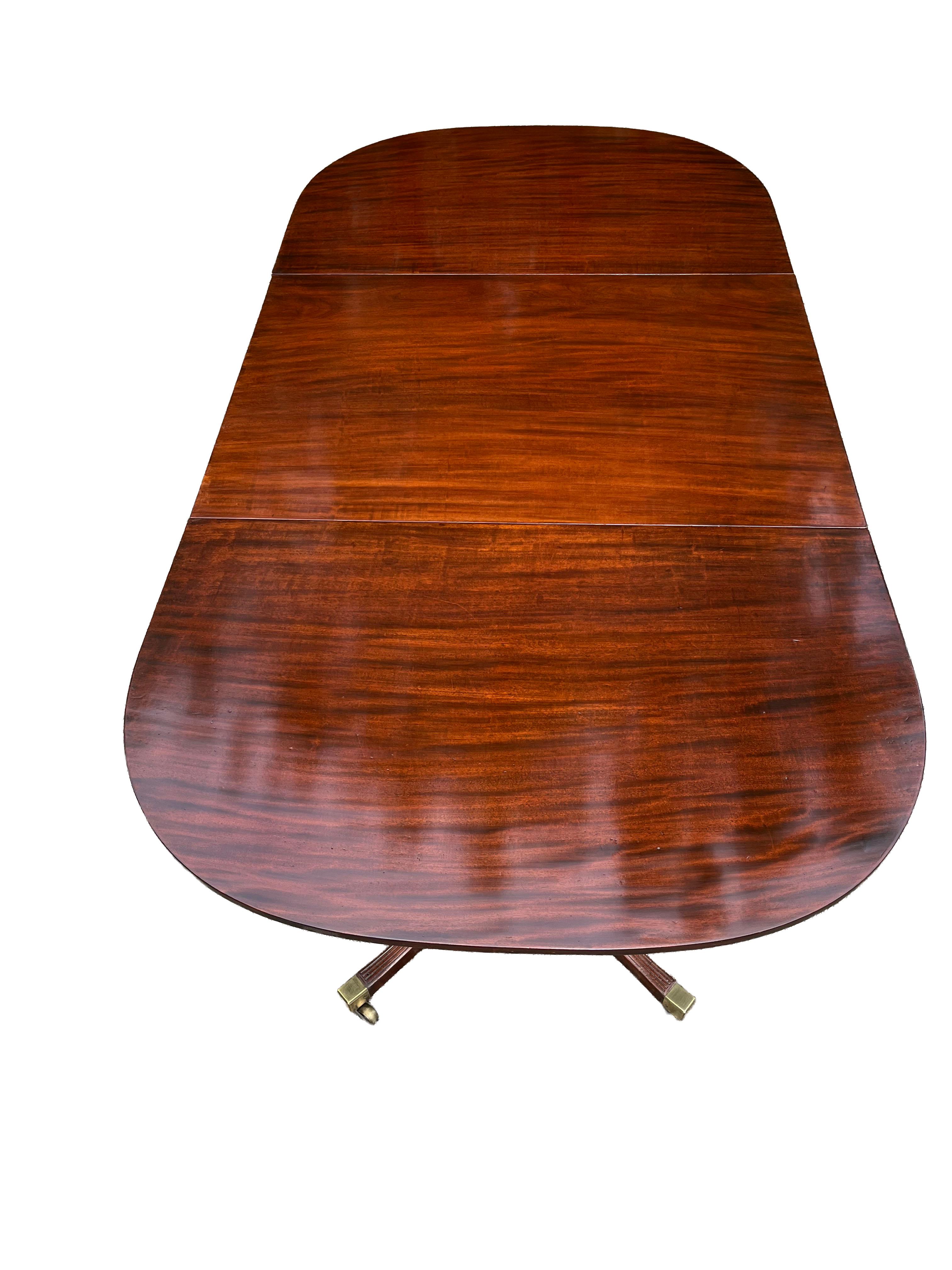 Sheraton Three-Pedestal Dining Table Bon état - En vente à Solebury, PA