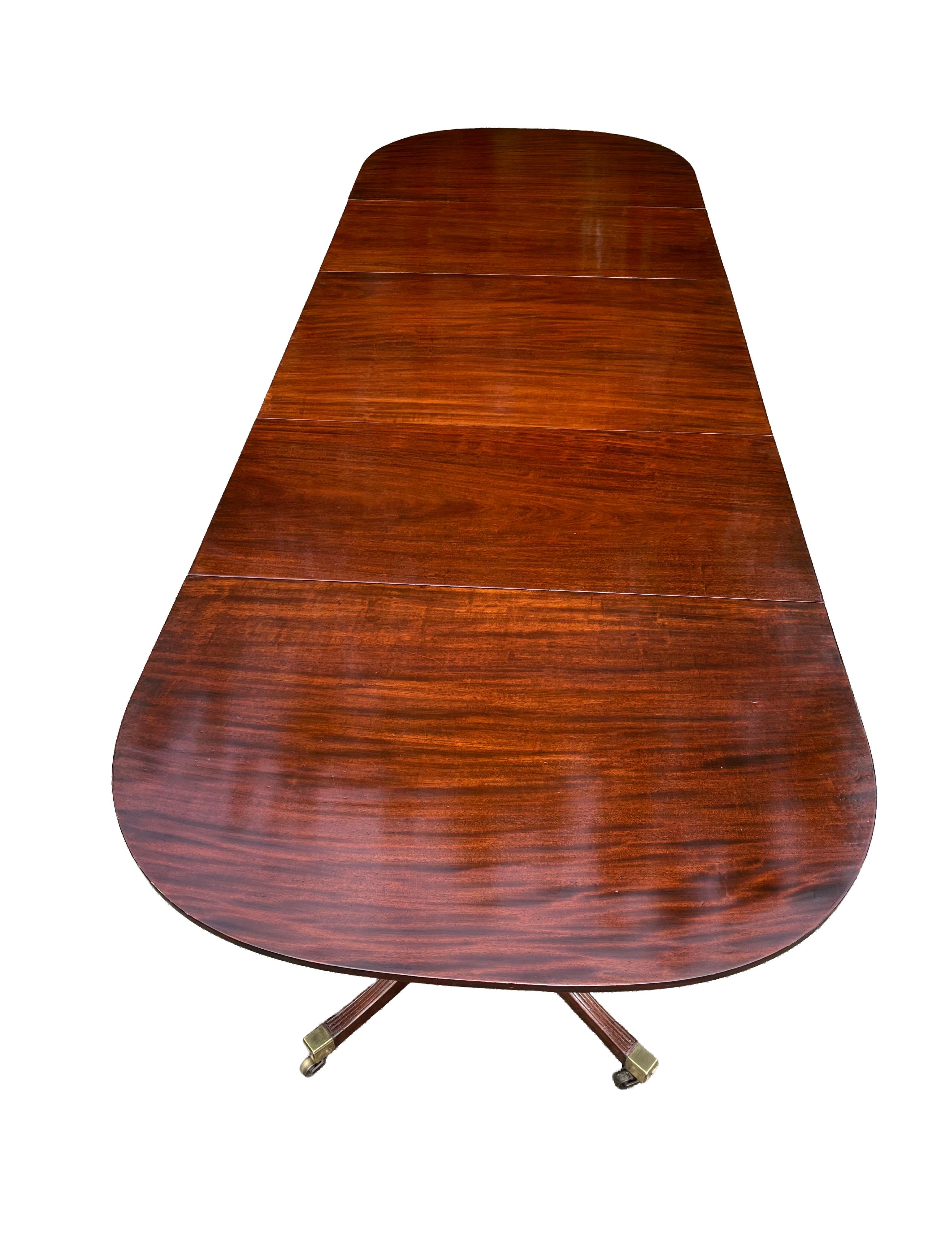 XVIIIe siècle Sheraton Three-Pedestal Dining Table en vente