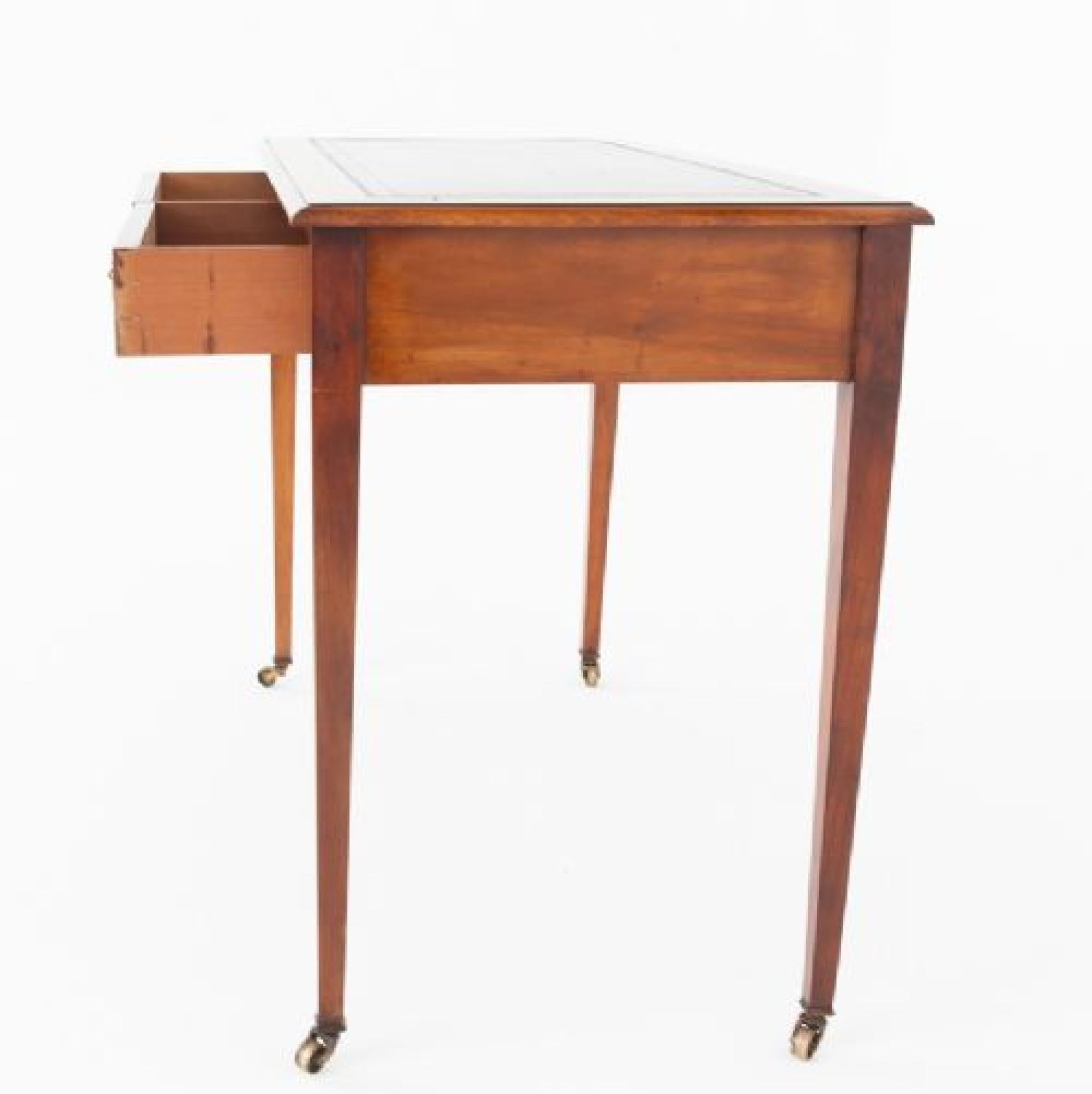 Tavolo da scrittura a 2 cassetti in mogano Sheraton Revival
Questo tavolo da scrittura poggia su gambe affusolate con rotelle originali in ottone.
Circa 1880
Il tavolo presenta 2 cassetti rivestiti in mogano con maniglie originali a collo di cigno