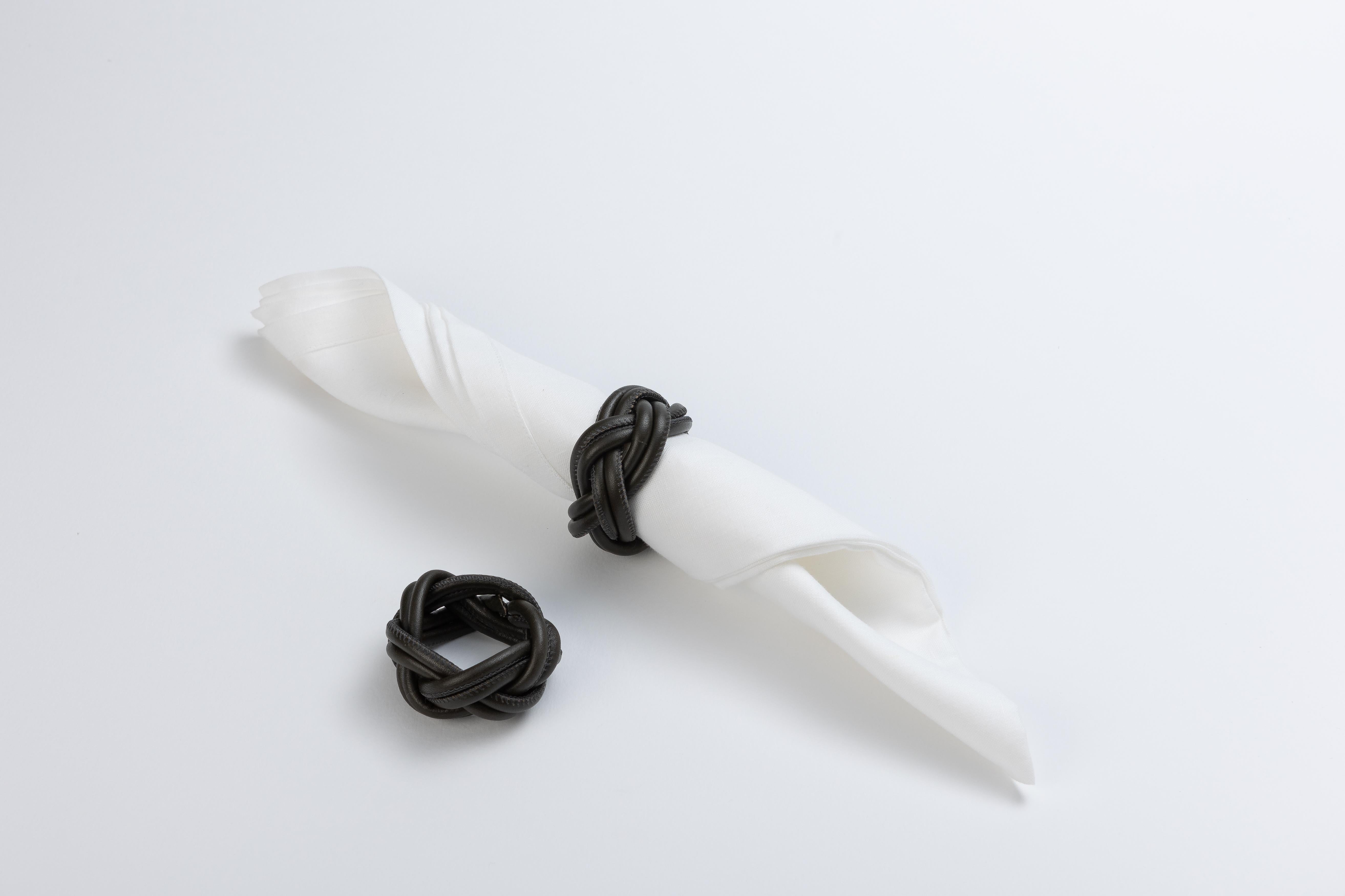 Una visione unica di un oggetto quotidiano, questo squisito portatovagliolo eleva qualsiasi apparecchiatura da tavola con il suo fascino ed equilibrio visivo. Il pezzo è realizzato utilizzando pelle intrecciata per creare un’opera di decorazione