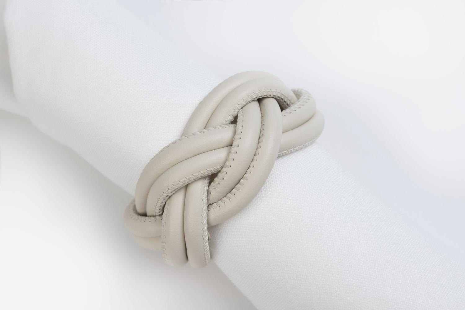 Una visione unica di un oggetto quotidiano, questo squisito portatovagliolo eleva qualsiasi apparecchiatura da tavola con il suo fascino ed equilibrio visivo. Il pezzo è realizzato utilizzando pelle intrecciata per creare un’opera di decorazione