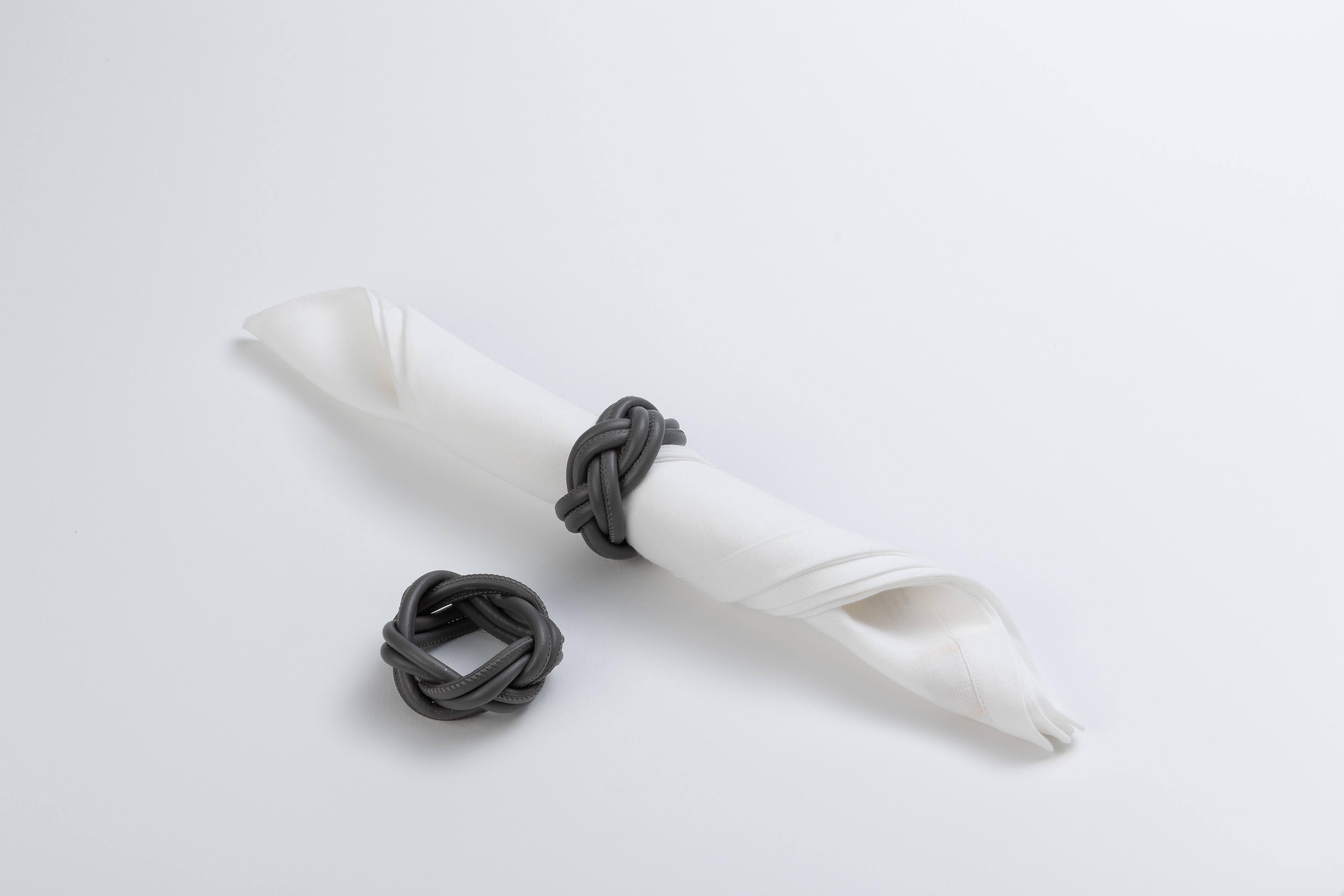Una visione unica di un oggetto quotidiano, questo squisito portatovagliolo eleva qualsiasi apparecchiatura da tavola con il suo fascino ed equilibrio visivo. Il pezzo è realizzato utilizzando pelle intrecciata per creare un’opera di decorazione