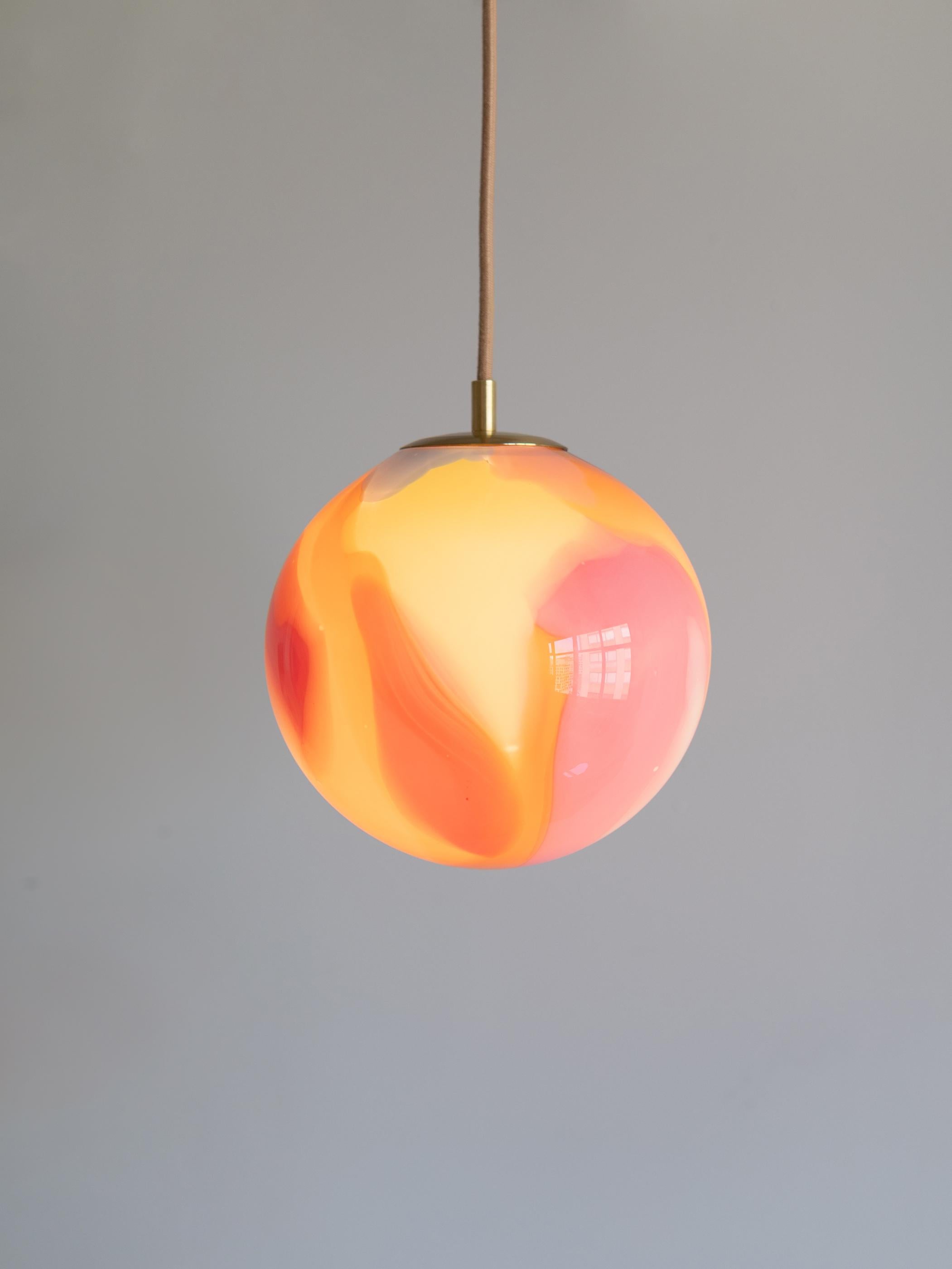 Lámpara Sherbet Sorbetto de Courtney Kinnare

2025

Globo de cristal soplado a mano, herrajes de latón

Cada globo de cristal es soplado a mano, hecho a medida y único en su especie. Los colores y las colocaciones serán similares, aunque se producen