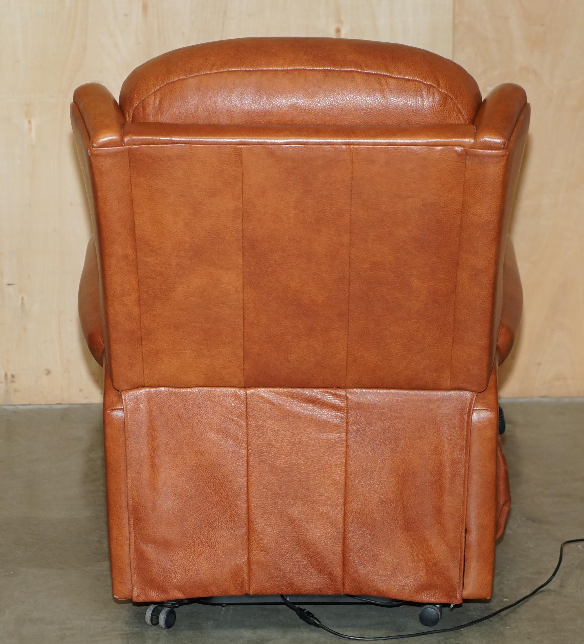 SHERBORNE LEATHER UPHOLSTERY PAIR OF RISE RECLINER ARMCHAiRS AND SOFA For Sale 2