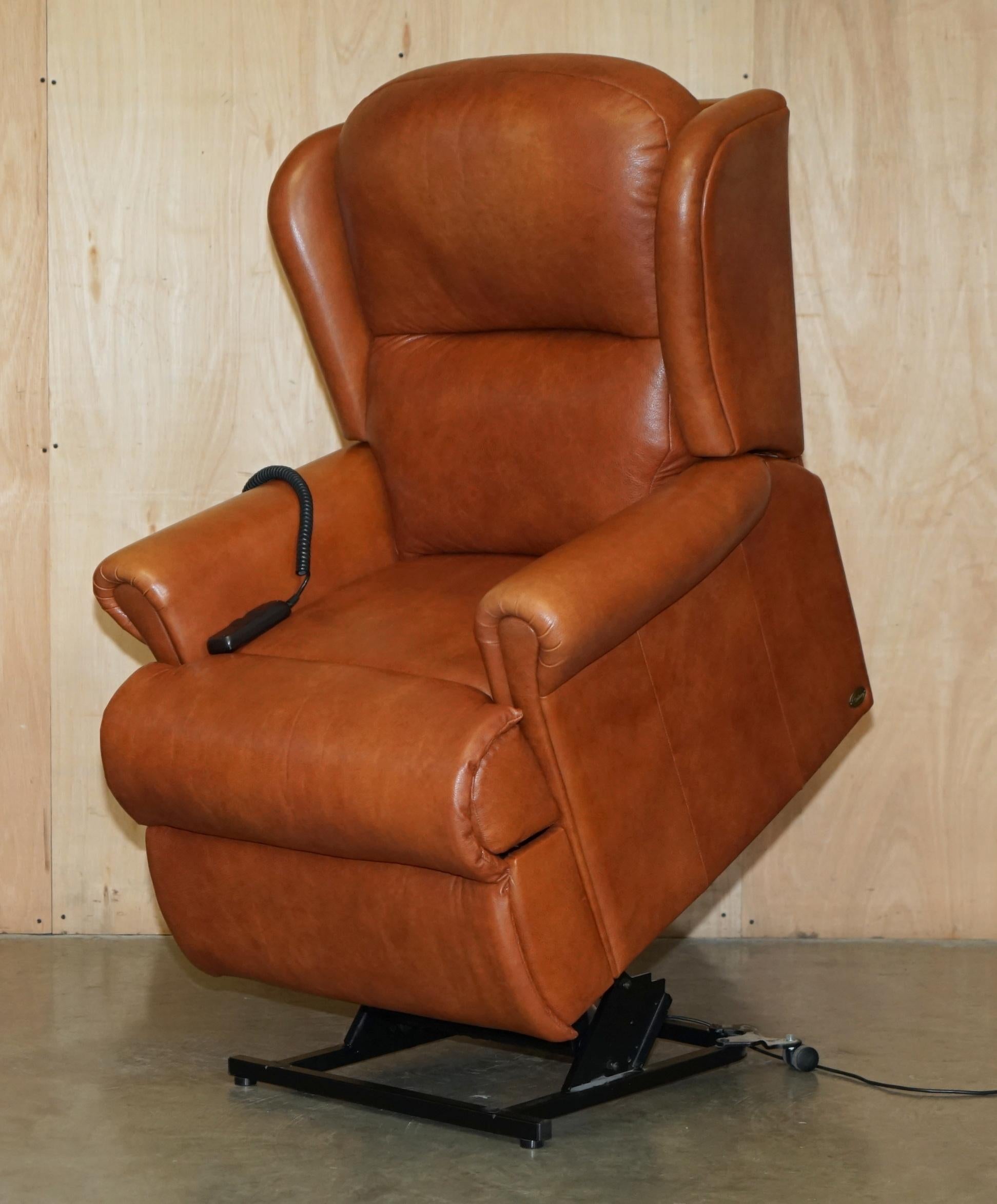 SHERBORNE LEATHER UPHOLSTERY PAIR OF RISE RECLINER ARMCHAiRS AND SOFA For Sale 3