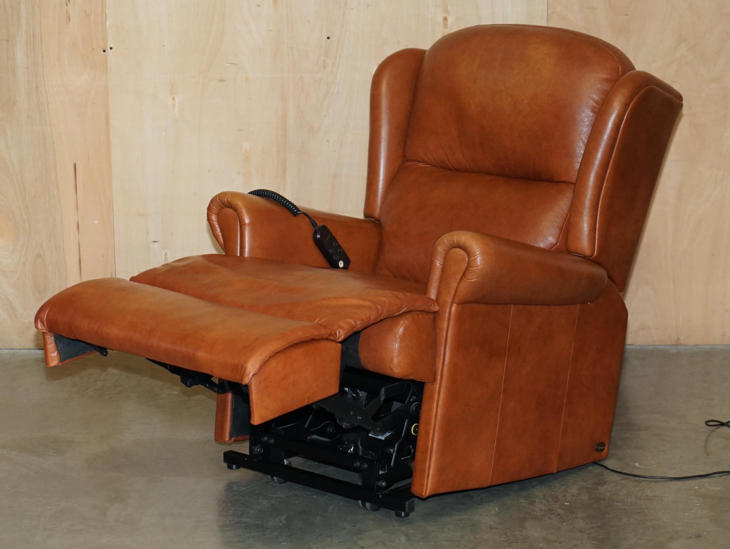 SHERBORNE LEATHER UPHOLSTERY PAIR OF RISE RECLINER ARMCHAiRS AND SOFA For Sale 4