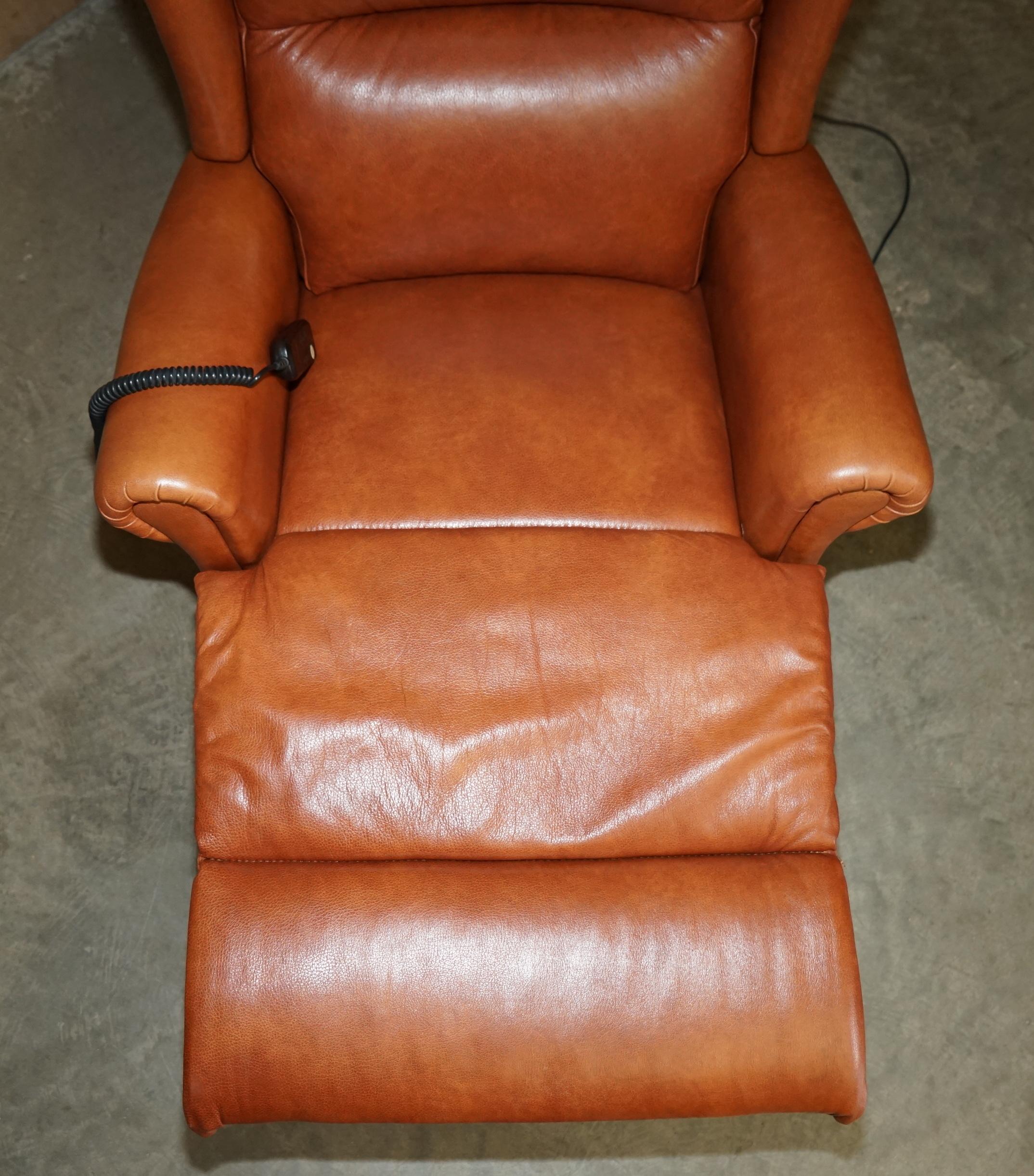 SHERBORNE LEATHER UPHOLSTERY PAIR OF RISE RECLINER ARMCHAiRS AND SOFA For Sale 5