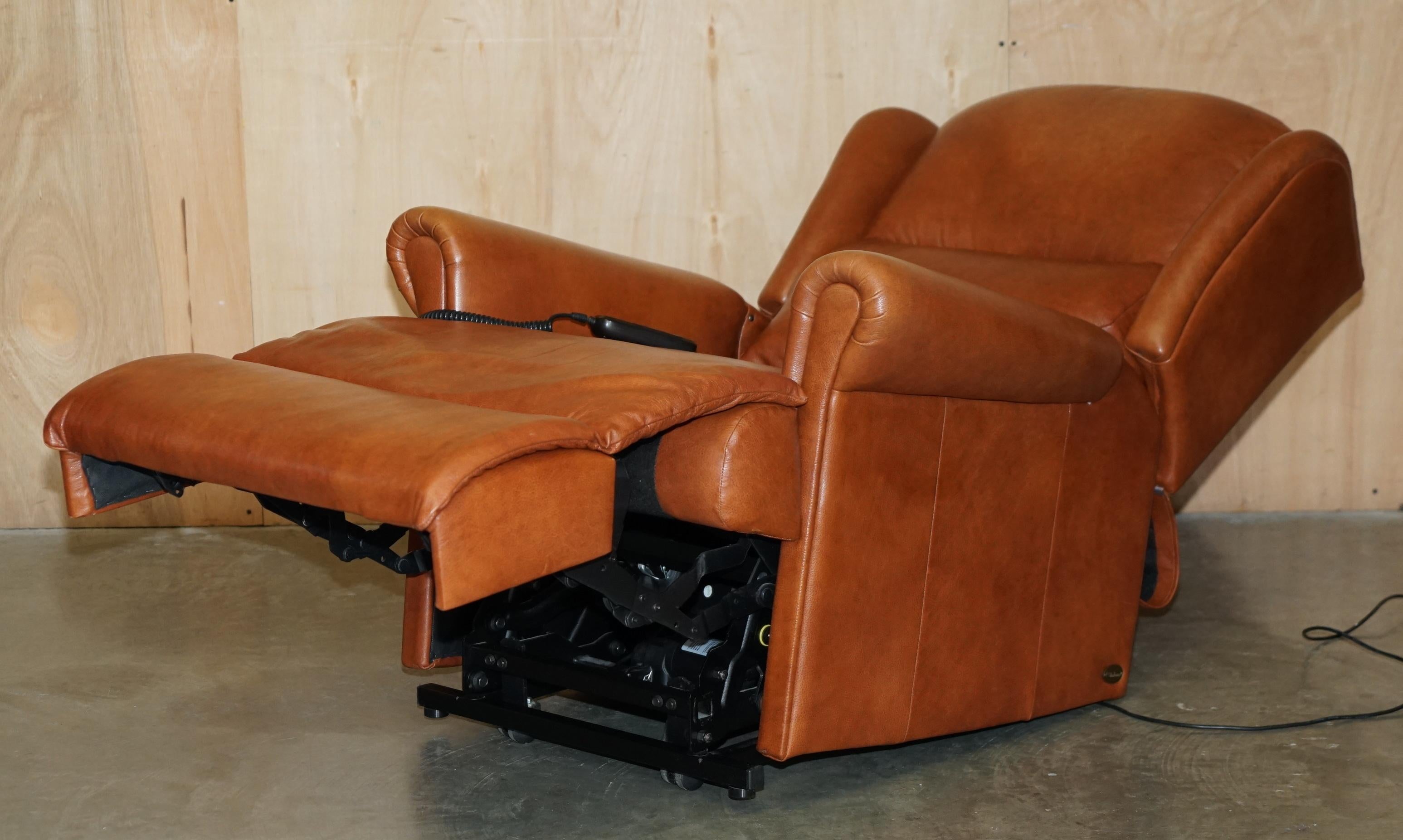 SHERBORNE LEATHER UPHOLSTERY PAIR OF RISE RECLINER ARMCHAiRS AND SOFA For Sale 6