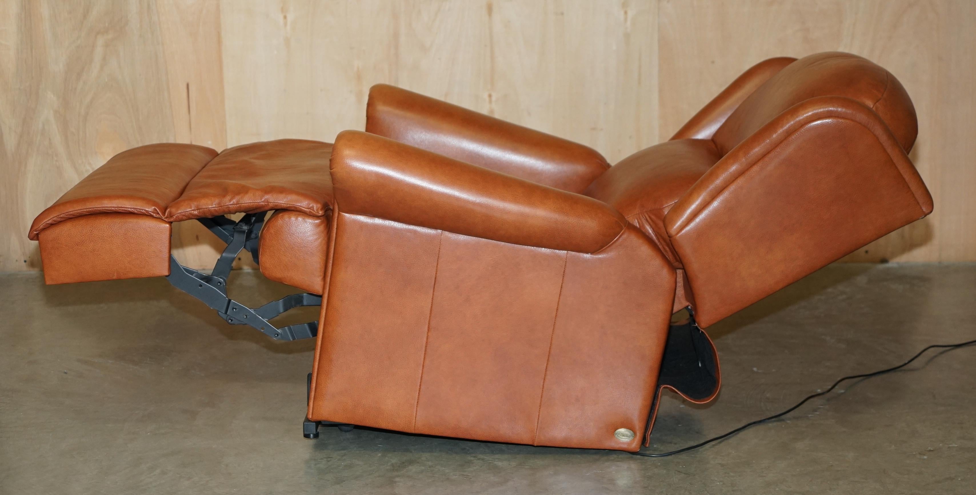 SHERBORNE LEATHER UPHOLSTERY PAIR OF RISE RECLINER ARMCHAiRS AND SOFA For Sale 7