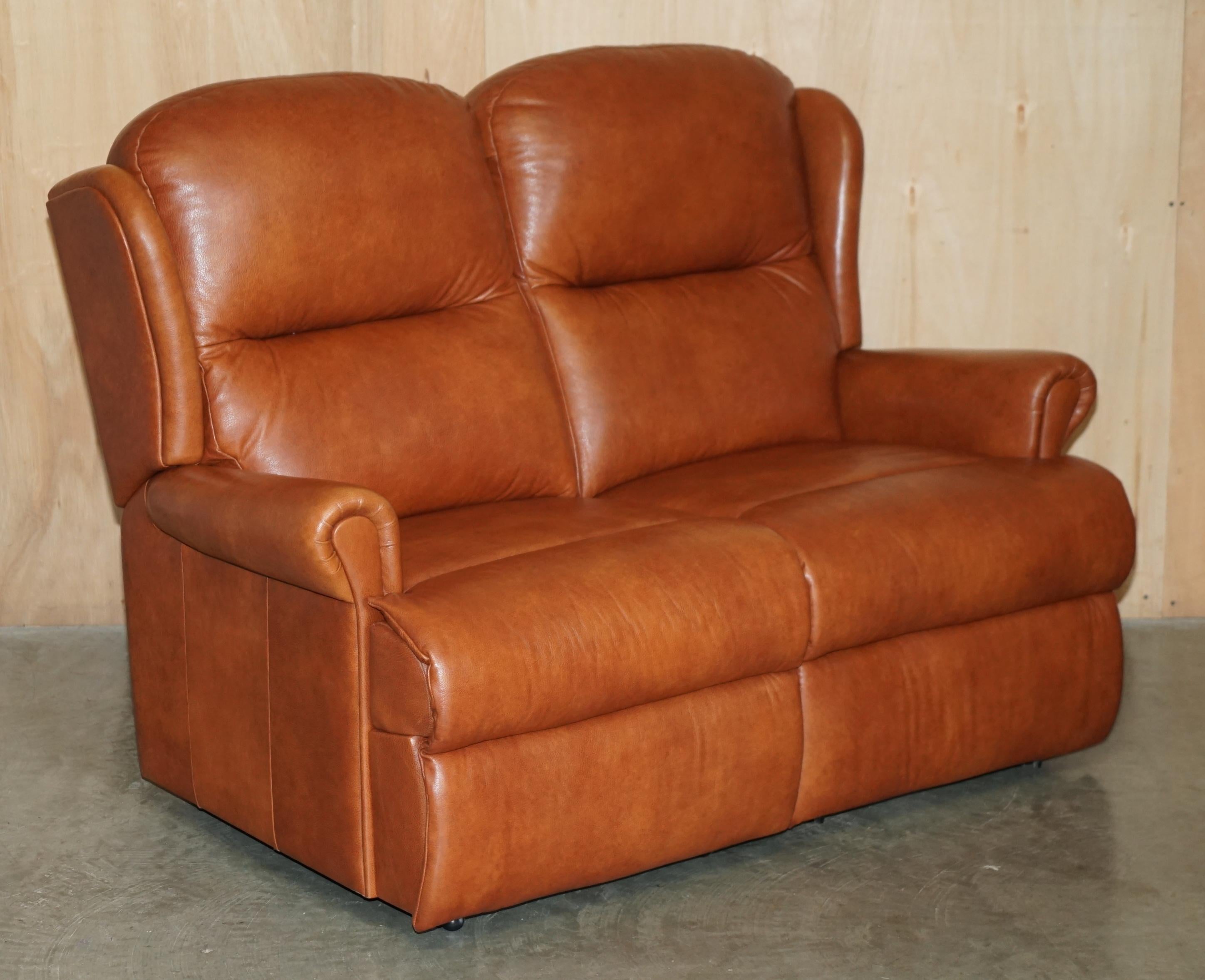 SHERBORNE LEATHER UPHOLSTERY PAIR OF RISE RECLINER ARMCHAiRS AND SOFA For Sale 8
