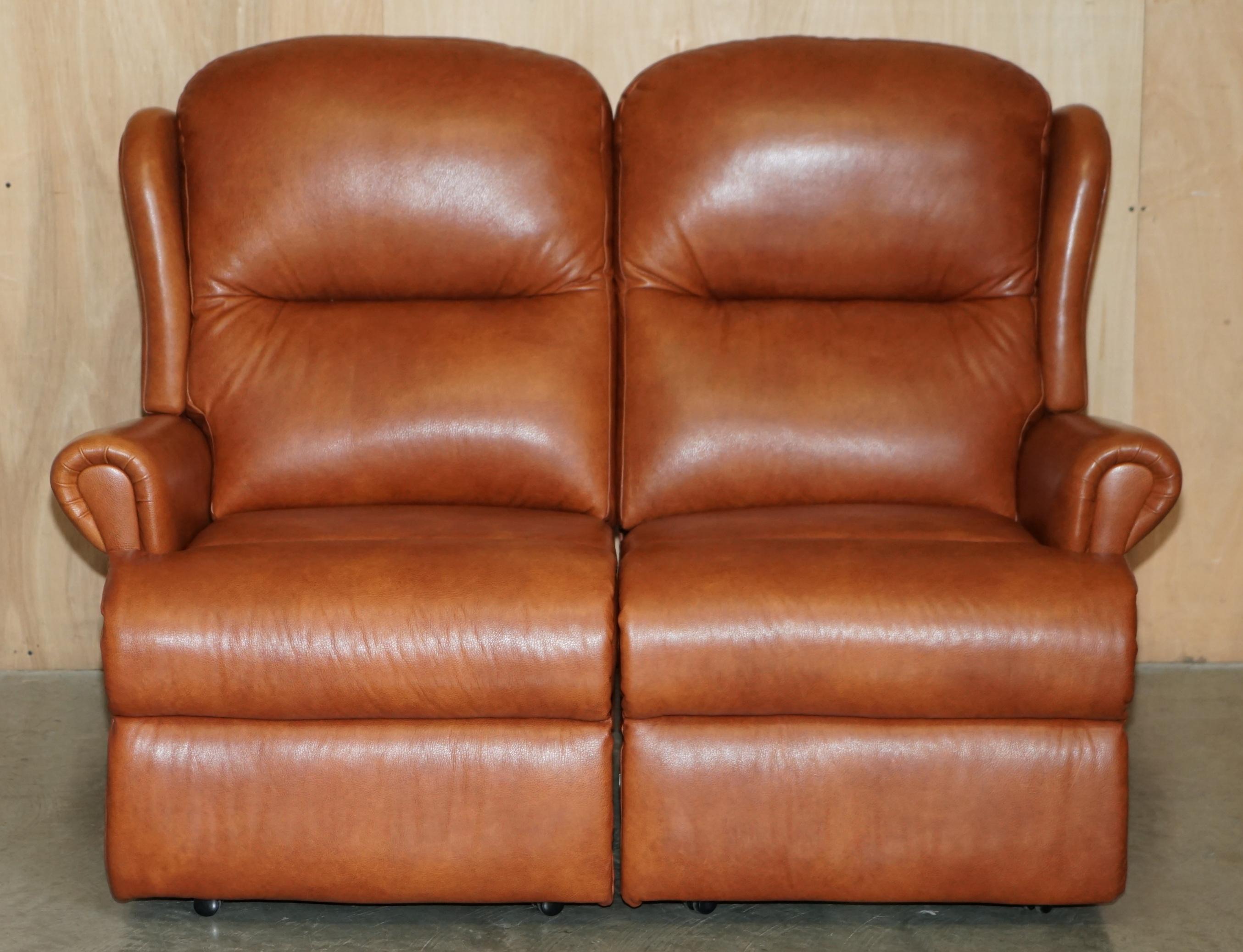 SHERBORNE LEATHER UPHOLSTERY PAIR OF RISE RECLINER ARMCHAiRS AND SOFA For Sale 9