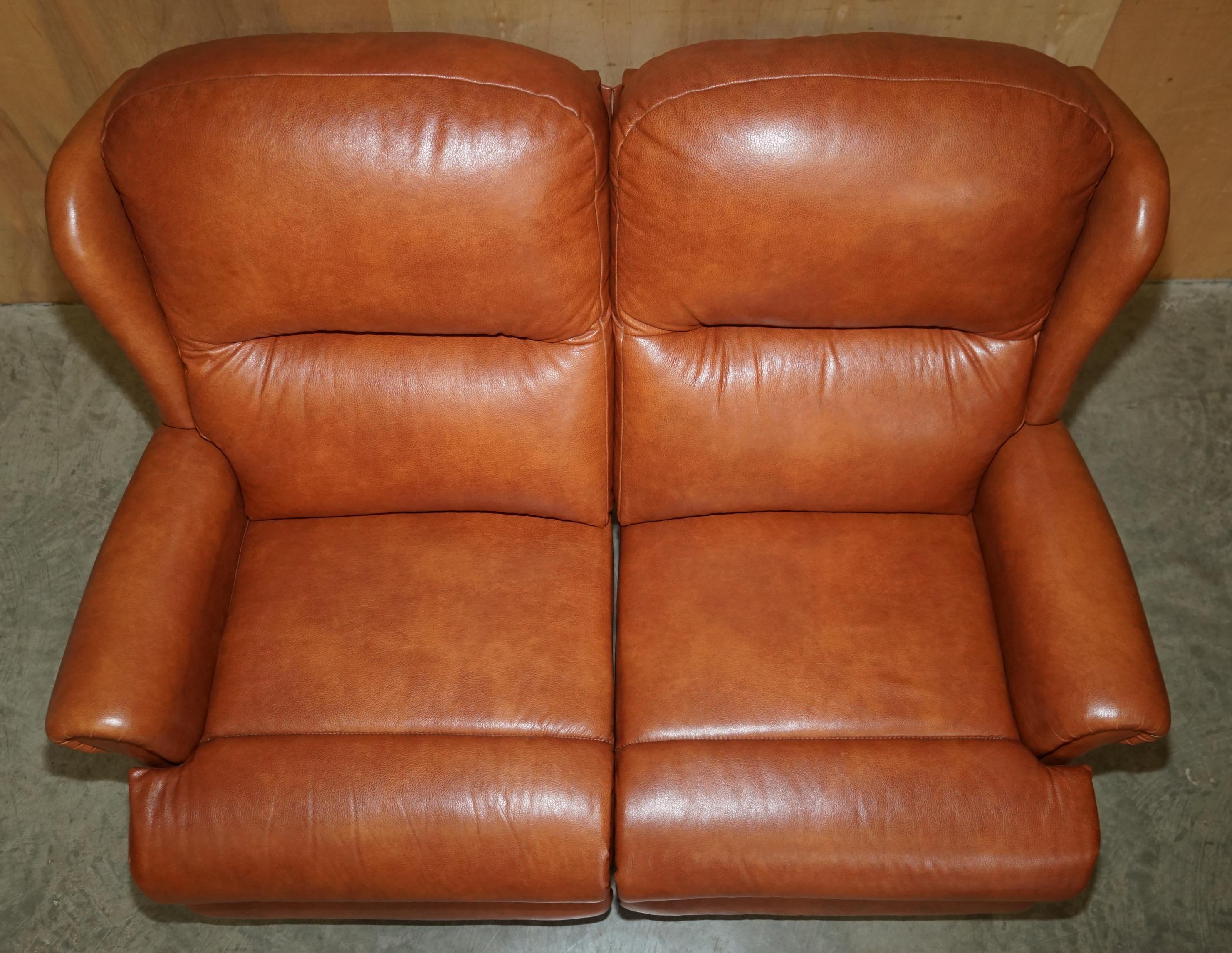SHERBORNE LEATHER UPHOLSTERY PAIR OF RISE RECLINER ARMCHAiRS AND SOFA For Sale 10