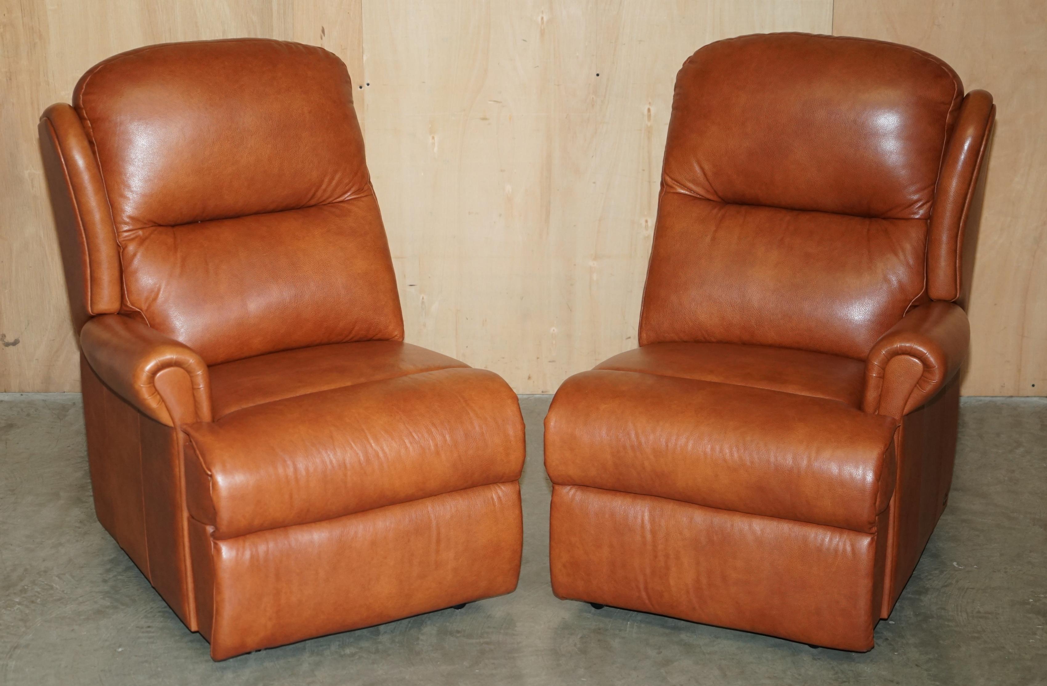 SHERBORNE LEATHER UPHOLSTERY PAIR OF RISE RECLINER ARMCHAiRS AND SOFA For Sale 11