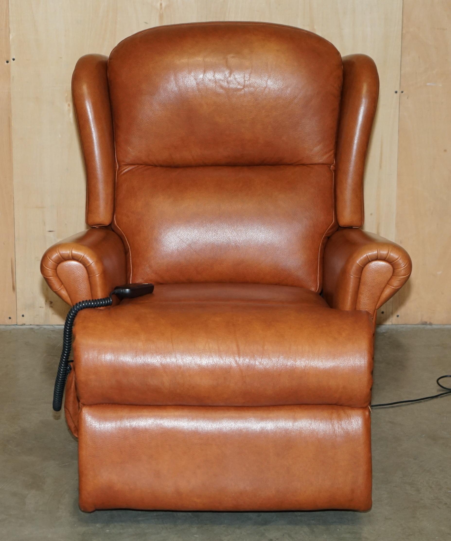English SHERBORNE LEATHER UPHOLSTERY PAIR OF RISE RECLINER ARMCHAiRS AND SOFA For Sale