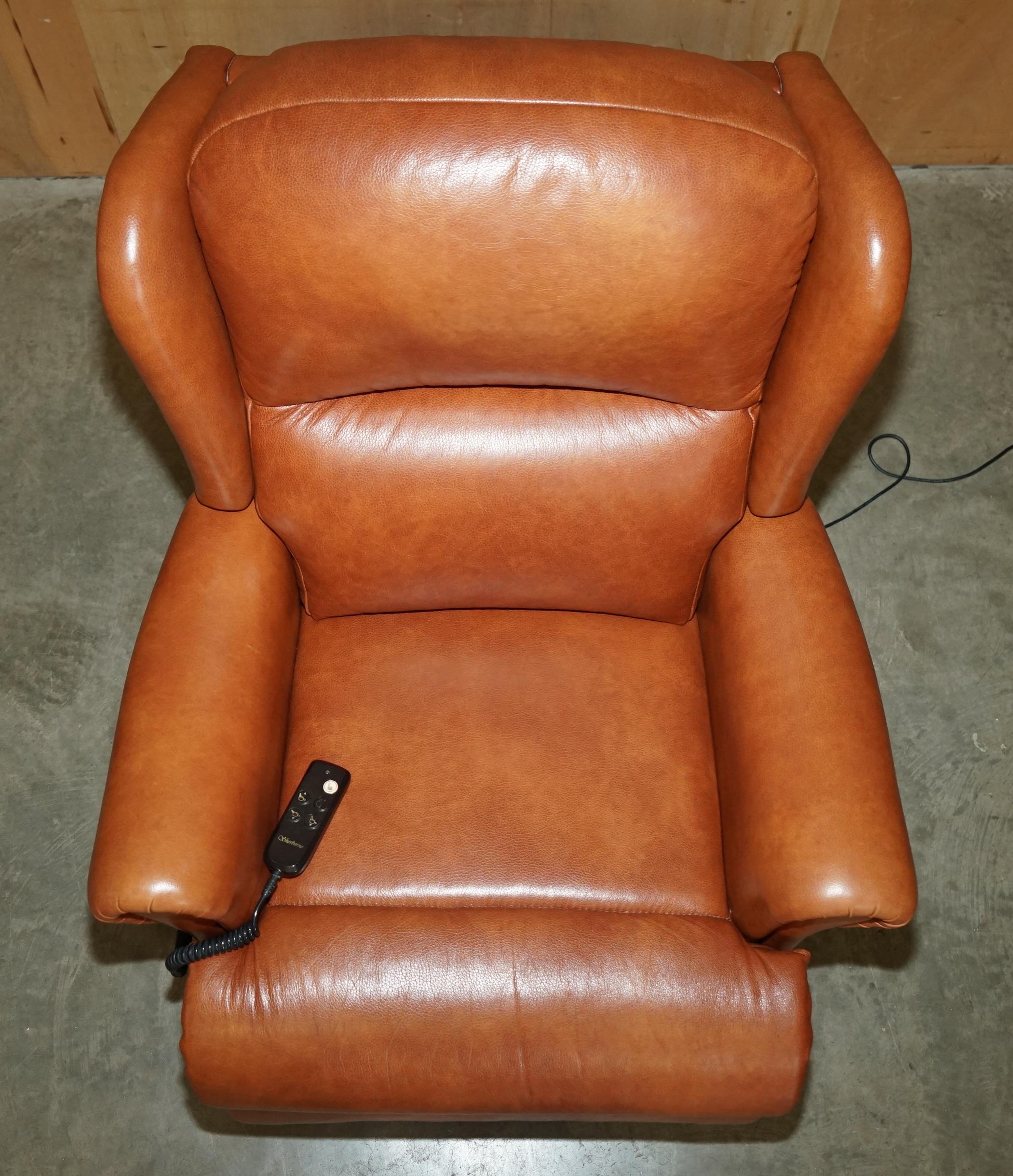 SHERBORNE LEATHER UPHOLSTERY PAIR OF RISE RECLINER ARMCHAiRS AND SOFA In Good Condition For Sale In West Sussex, Pulborough