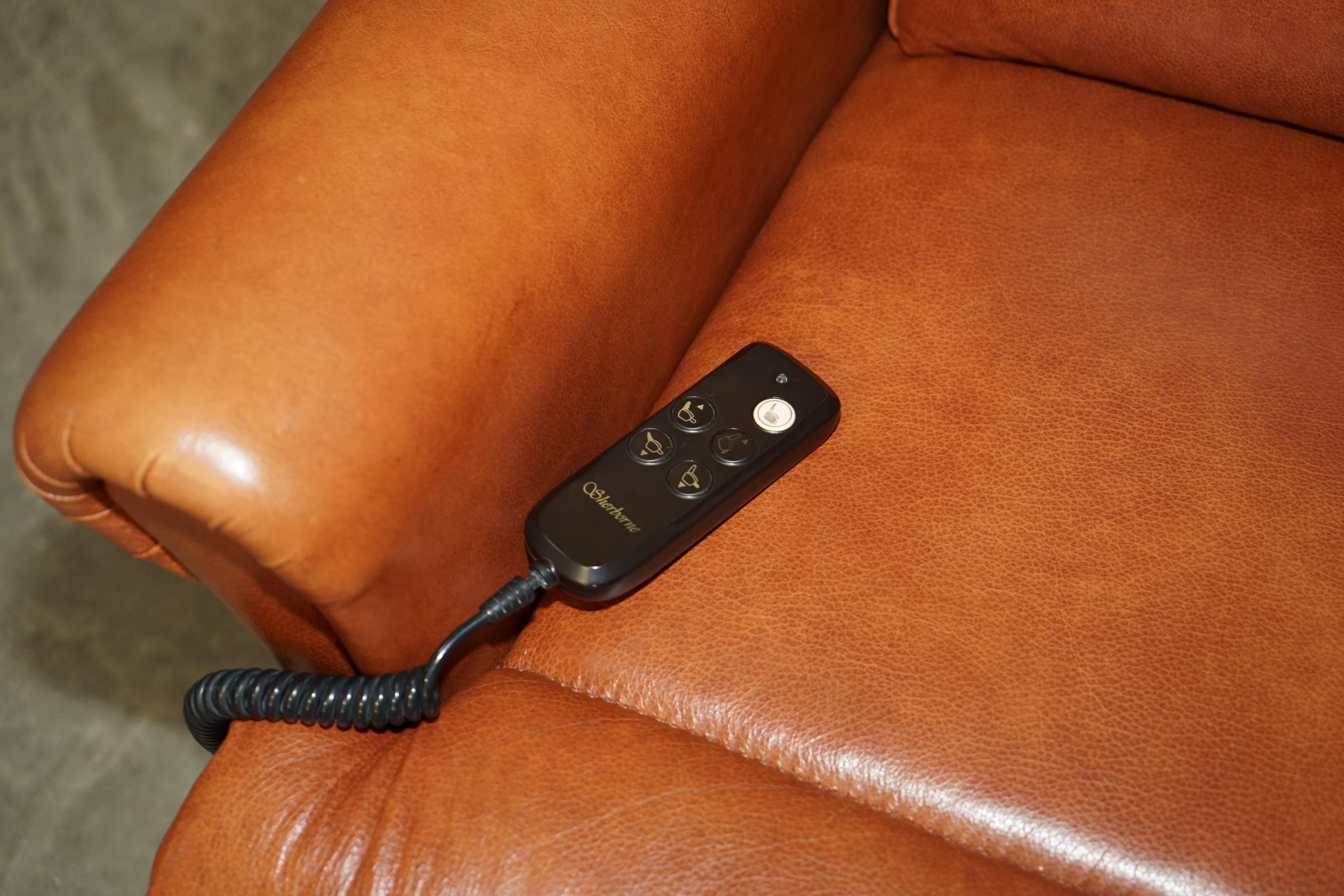 20th Century SHERBORNE LEATHER UPHOLSTERY PAIR OF RISE RECLINER ARMCHAiRS AND SOFA For Sale