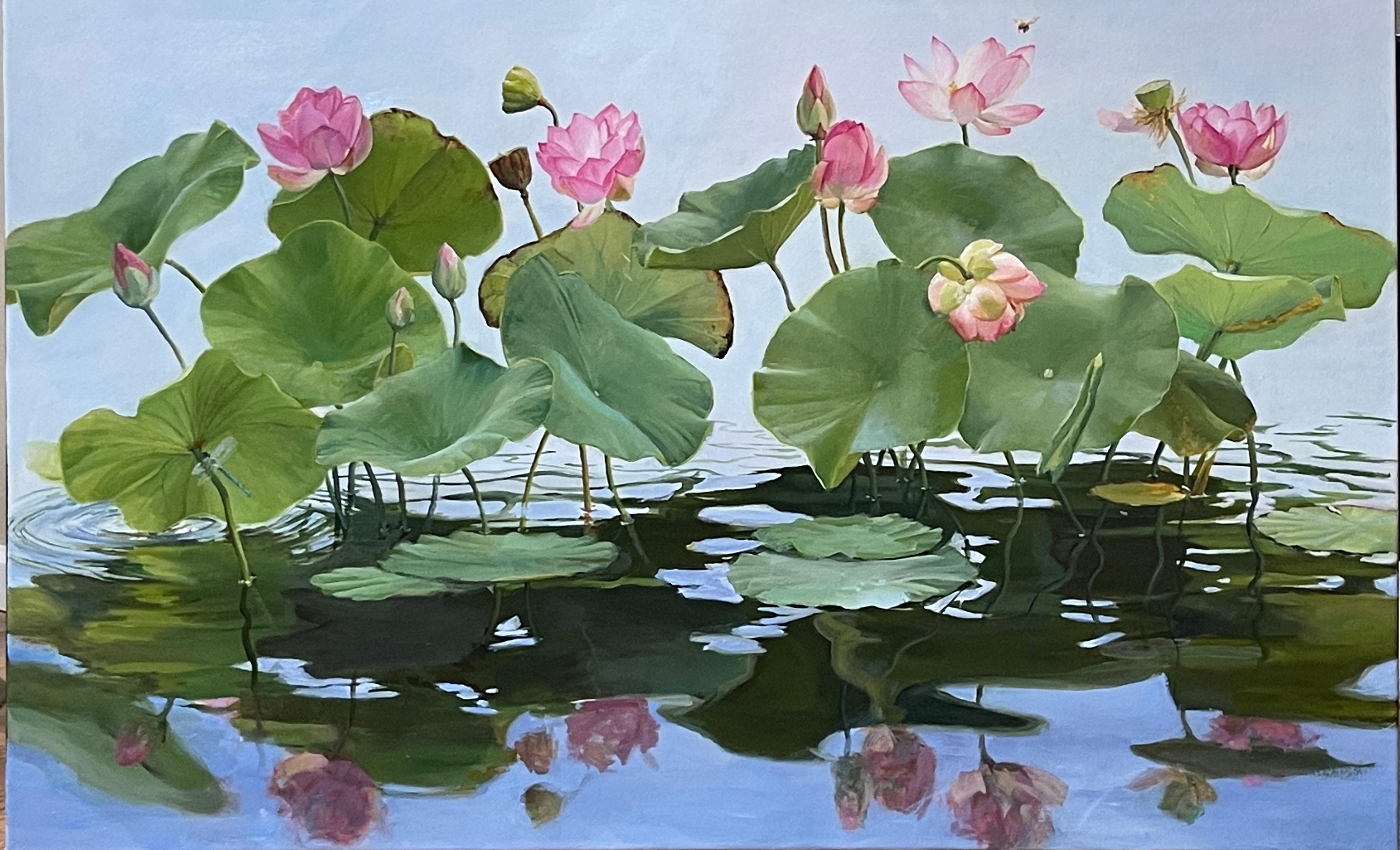 "Serenity" (2024) di Sheri Farabaugh (con sede negli Stati Uniti) è un bellissimo dipinto a olio su natura morta fatto a mano che raffigura un fascio di fiori di loto e pad che riposano in un laghetto azzurro. 

Sheri Farabaugh ha iniziato a