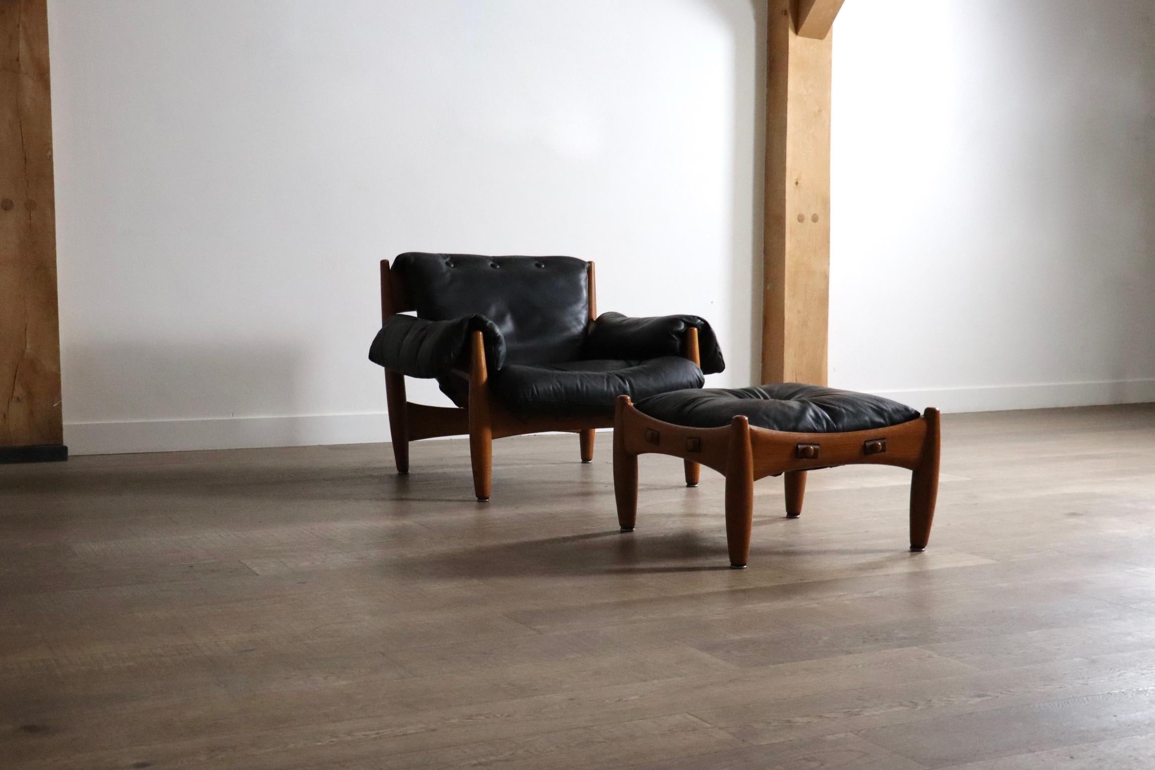 Superbe ensemble de la chaise longue Sheriff de Sergio Rodrigues pour Isa Bergamo et de l'ottoman assorti, conçus en 1957.

Ce design emblématique a obtenu le premier prix du IVe concours international du meuble en 1961. Surnommé à l'origine