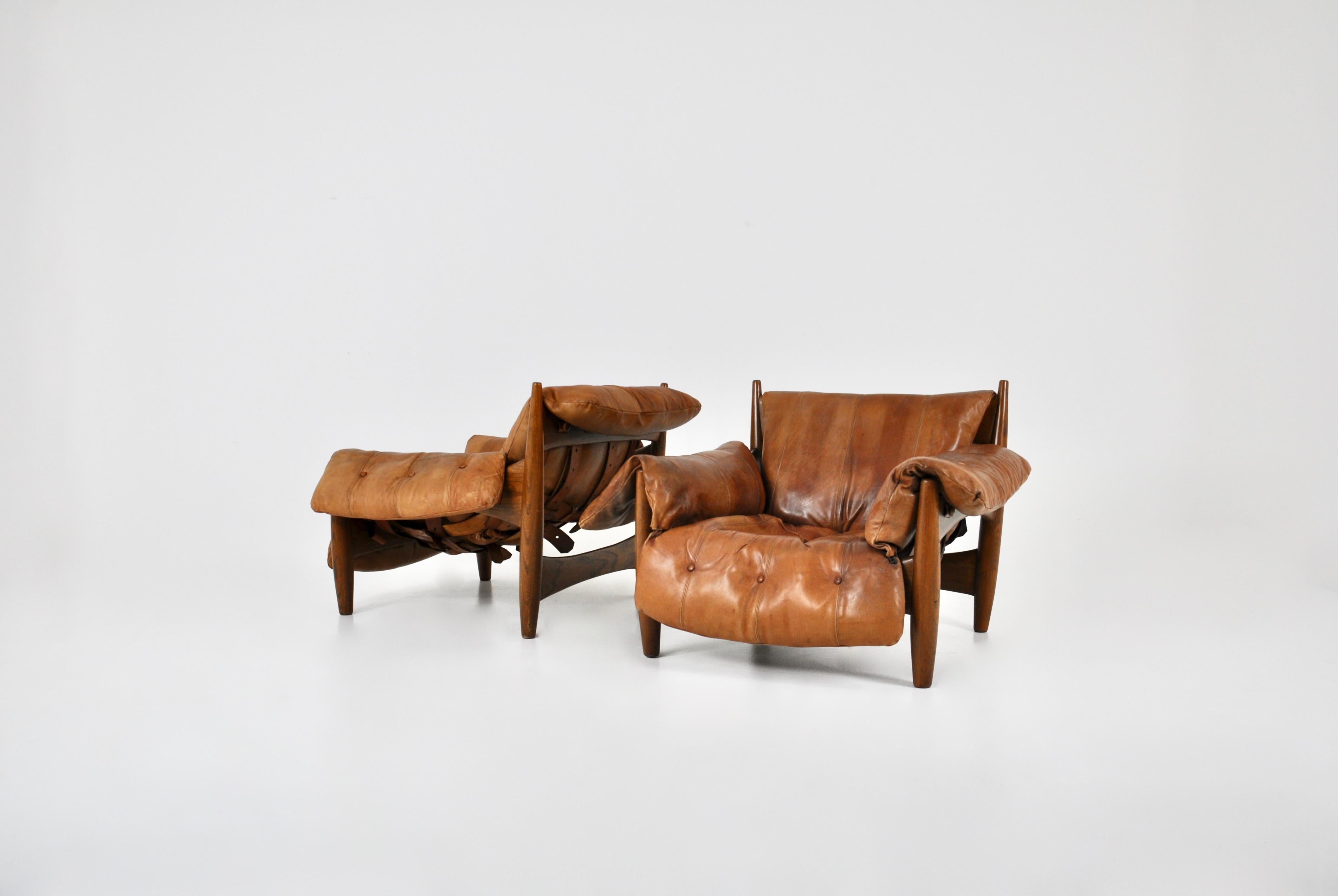 Pair of brown leather and wood armchairs by Sergio Rodrigues. Model: Sheriff. Stamped ISA. Seat height: 35 cm.
Wear due to time and the age of the armchairs.