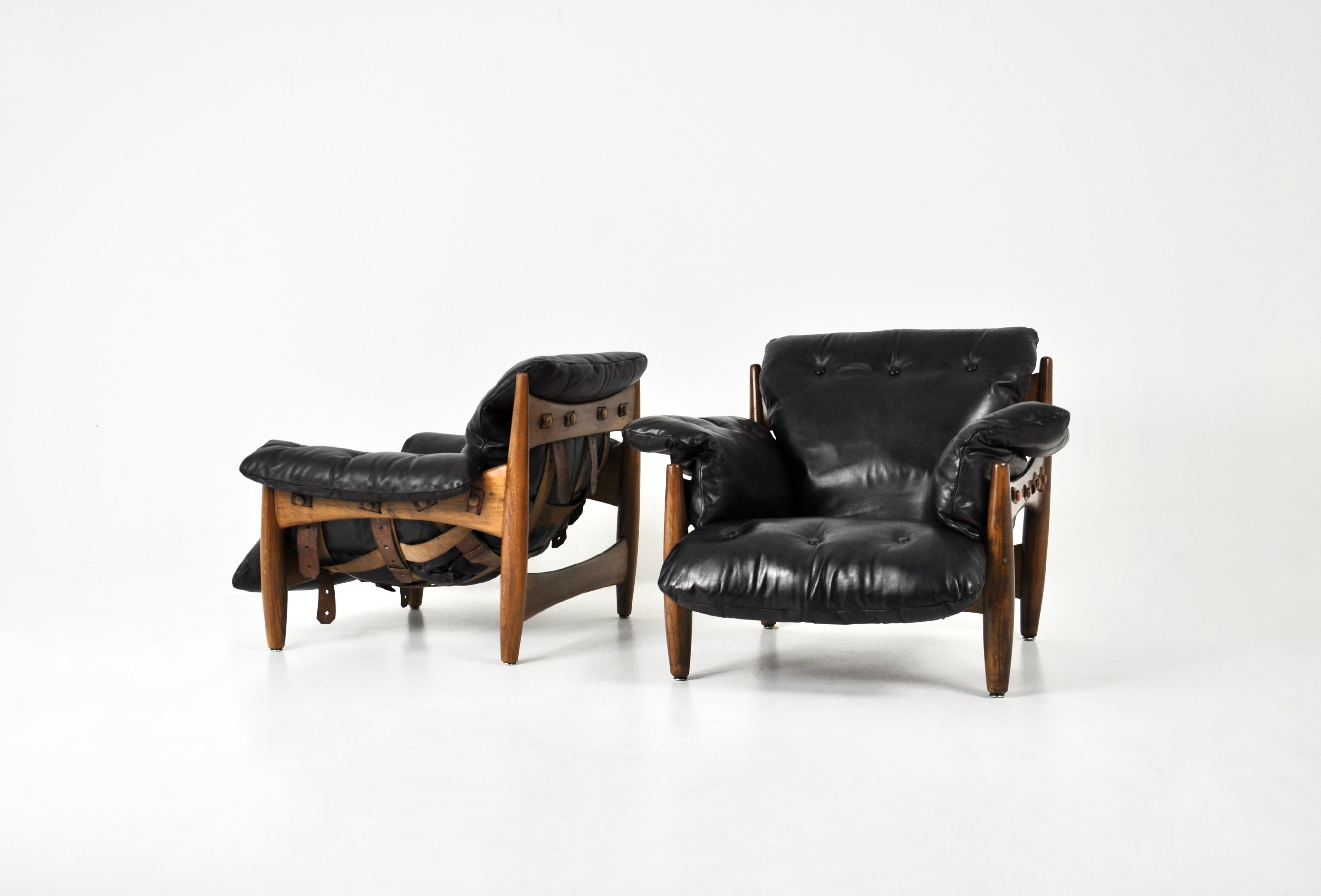 Pair of black leather and wood lounge chairs by Sergio Rodrigues. Model: Sheriff. Stamped ISA. Seat height: 36 cm.
Wear due to time and the age of the lounge chairs.
For shipping, request us for receive the best price.