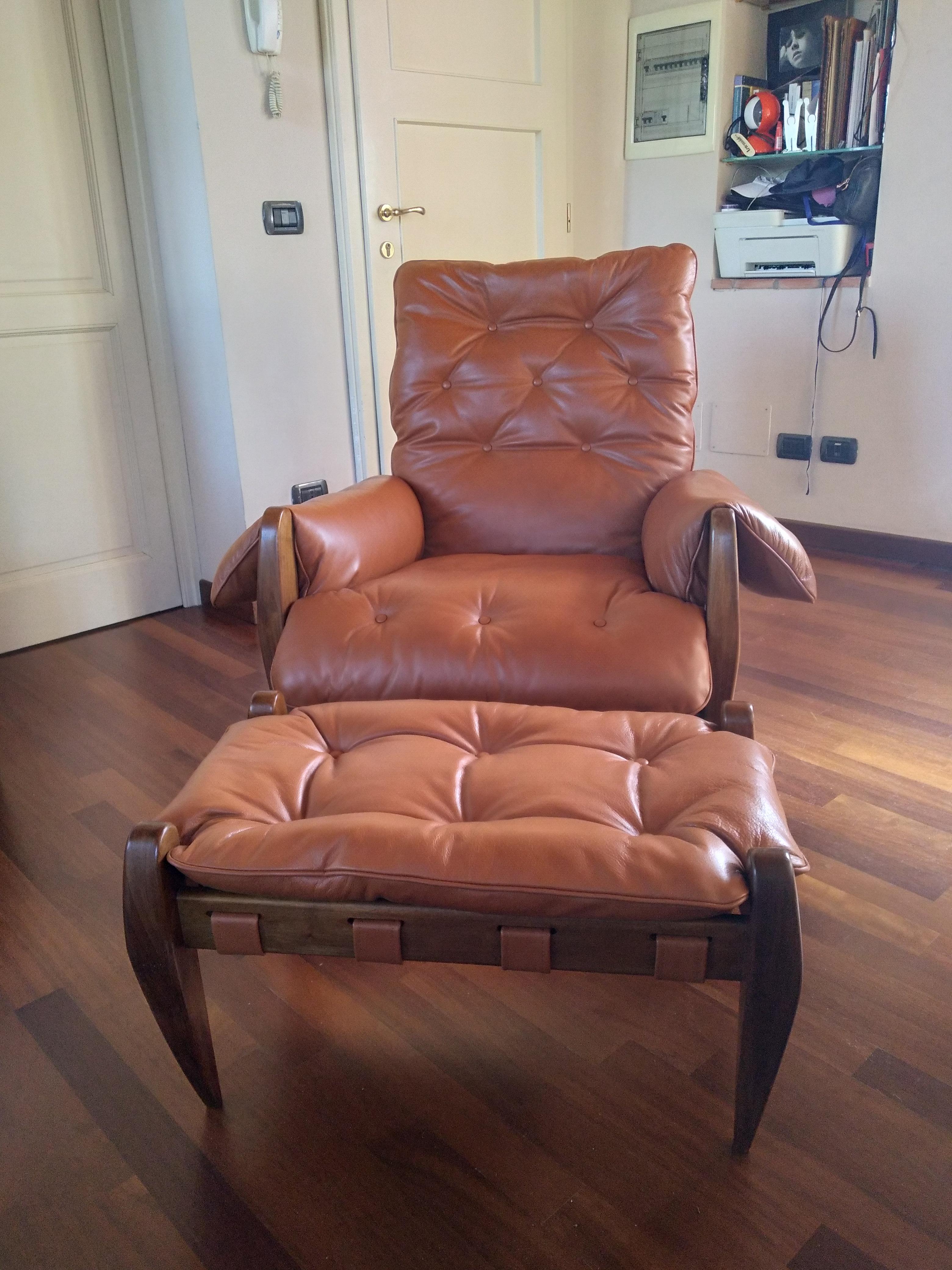 Alguacil Pelle Poltrona Molecola  e Ottomano di Sergio Rodrigues Brasile  1950 en Bueno estado para la venta en Lucca, IT